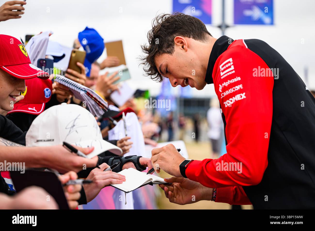 TOWCESTER, ROYAUME-UNI. 05 juillet : Oliver Bearman des pilotes de l'écurie Haas F1 Team arrive lors du Qatar Airways British Grand Prix 2025 sur le circuit de Silverstone le samedi 05 juillet 2025 à TOWCESTER, EN ANGLETERRE. Crédit : Taka G Wu/Alamy Live News Banque D'Images