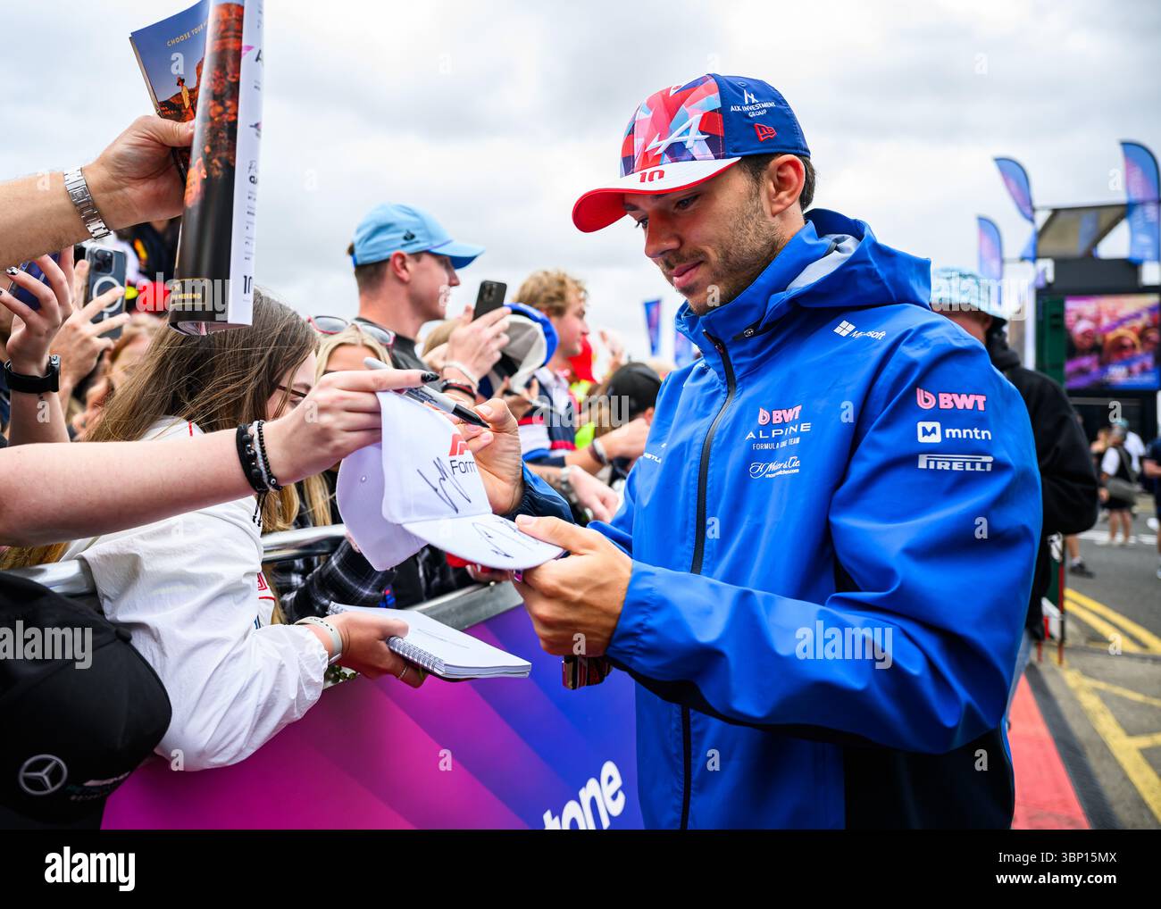 TOWCESTER, ROYAUME-UNI. 05 juillet : Pierre Gasly (France) de l'écurie BWT Alpine F1 Team salue le fan lors du Grand Prix de Grande-Bretagne 2025 de Qatar Airways sur le circuit de Silverstone le samedi 05 juillet 2025 à TOWCESTER, EN ANGLETERRE. Crédit : Taka G Wu/Alamy Live News Banque D'Images