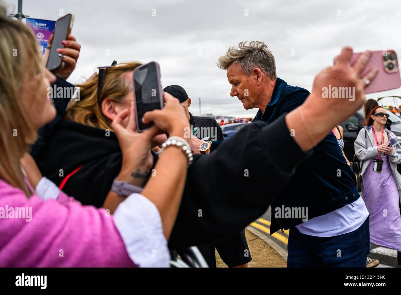 TOWCESTER, ROYAUME-UNI. 05 juillet : le célèbre chef Gordon Ramsey a été accueilli par le fan lors du Grand Prix de Grande-Bretagne de Qatar Airways 2025 sur le circuit de Silverstone le samedi 5 juillet 2025 à TOWCESTER, EN ANGLETERRE. Crédit : Taka G Wu/Alamy Live News Banque D'Images