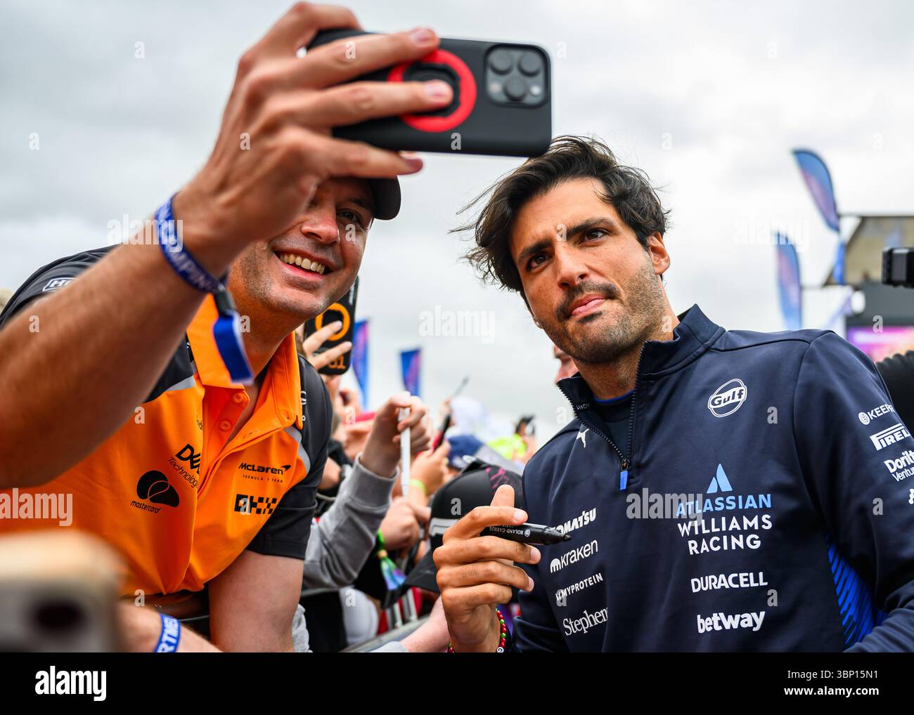 TOWCESTER, ROYAUME-UNI. 05 juillet : Carlos Sainz de Williams Racing arrive lors du Qatar Airways British Grand Prix 2025 sur le circuit de Silverstone le samedi 05 juillet 2025 à TOWCESTER, EN ANGLETERRE. Crédit : Taka G Wu/Alamy Live News Banque D'Images