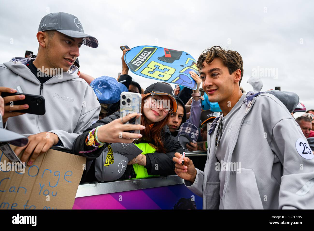 TOWCESTER, ROYAUME-UNI. 05 juillet : George Russell (Grande-Bretagne) de l'écurie Mercedes-AMG PETRONAS F1 Team accueille les fans lors du Qatar Airways British Grand Prix 2025 sur le circuit de Silverstone le samedi 05 juillet 2025 à TOWCESTER, ANGLETERRE. Crédit : Taka G Wu/Alamy Live News Banque D'Images