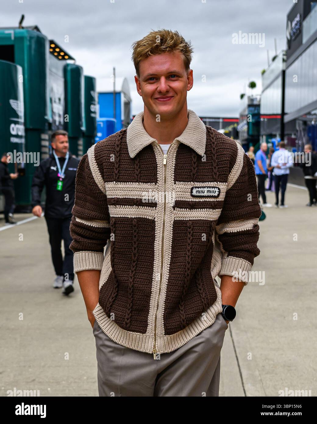 TOWCESTER, ROYAUME-UNI. 05 juillet : Mick Schumacher marche sur le Paddock lors du Qatar Airways British Grand Prix 2025 sur le circuit de Silverstone le samedi 05 juillet 2025 à TOWCESTER, ANGLETERRE. Crédit : Taka G Wu/Alamy Live News Banque D'Images