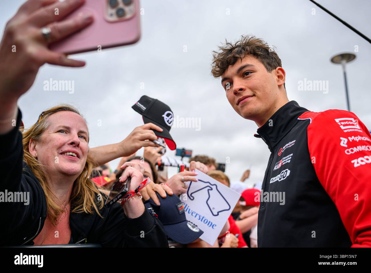 TOWCESTER, ROYAUME-UNI. 05 juillet : Oliver Bearman de l'écurie Haas F1 Team pose des photos avec les pilotes de fans arrivant lors du Grand Prix de Grande-Bretagne de Qatar Airways 2025 sur le circuit de Silverstone le samedi 05 juillet 2025 à TOWCESTER, EN ANGLETERRE. Crédit : Taka G Wu/Alamy Live News Banque D'Images