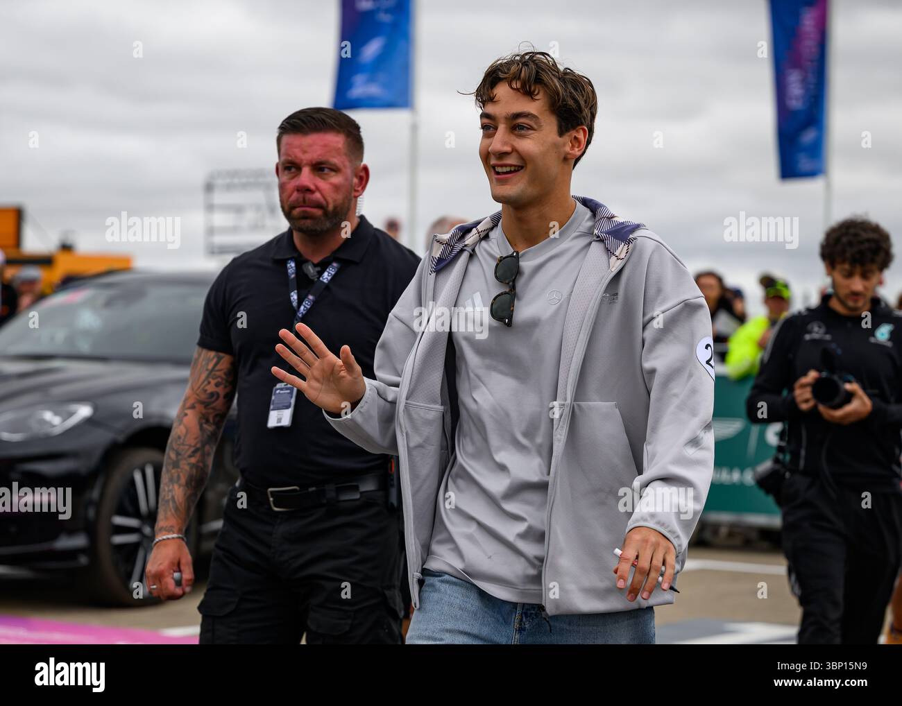 5TOWCESTER, ROYAUME-UNI. 05 juillet : George Russell (Grande-Bretagne) de l'écurie Mercedes-AMG PETRONAS F1 Team accueille les fans lors du Qatar Airways British Grand Prix 2025 sur le circuit de Silverstone le samedi 05 juillet 2025 à TOWCESTER, ANGLETERRE. Crédit : Taka G Wu/Alamy Live News Banque D'Images