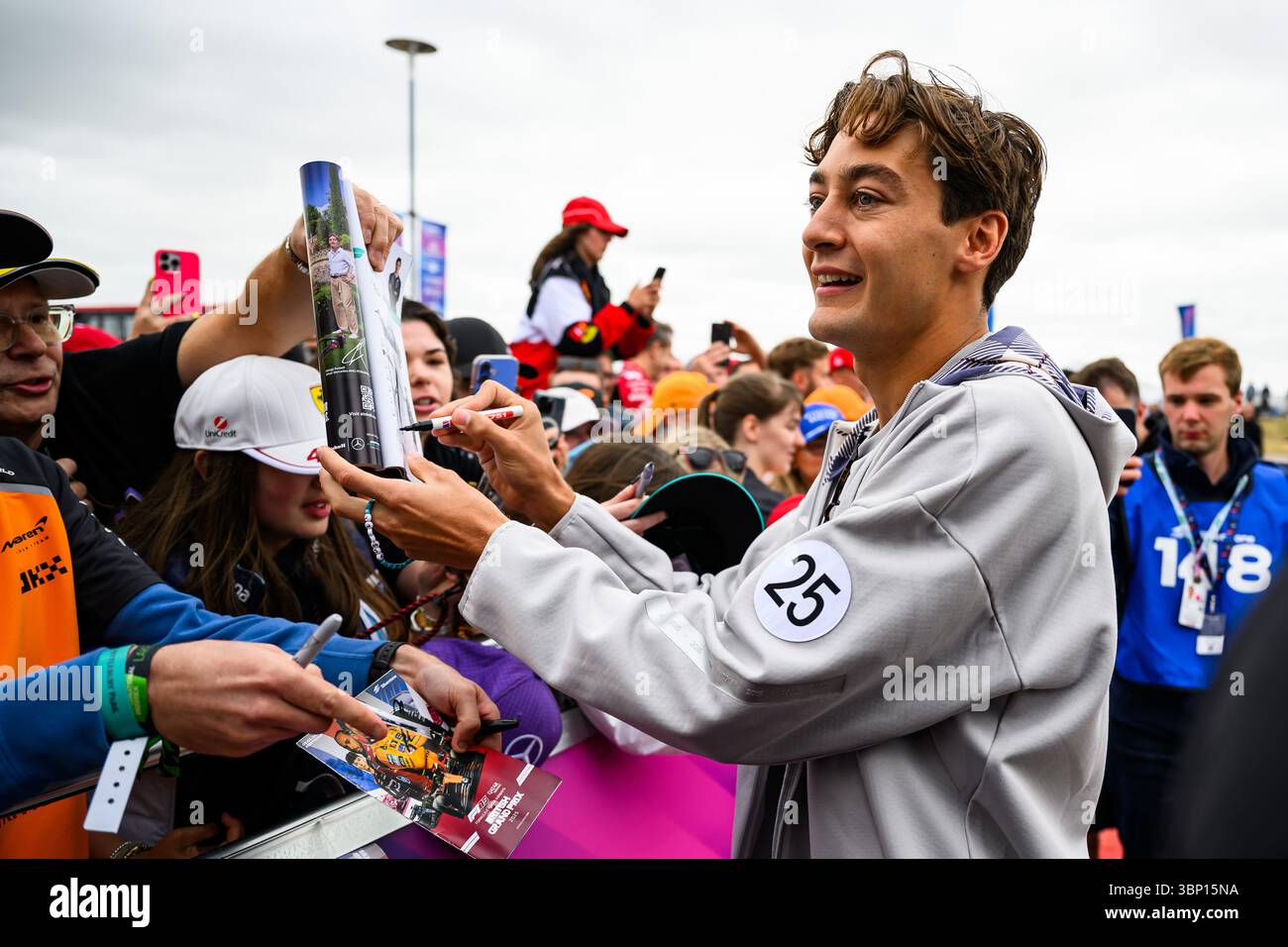 TOWCESTER, ROYAUME-UNI. 05 juillet : George Russell (Grande-Bretagne) de l'écurie Mercedes-AMG PETRONAS F1 Team accueille les fans lors du Qatar Airways British Grand Prix 2025 sur le circuit de Silverstone le samedi 05 juillet 2025 à TOWCESTER, ANGLETERRE. Crédit : Taka G Wu/Alamy Live News Banque D'Images