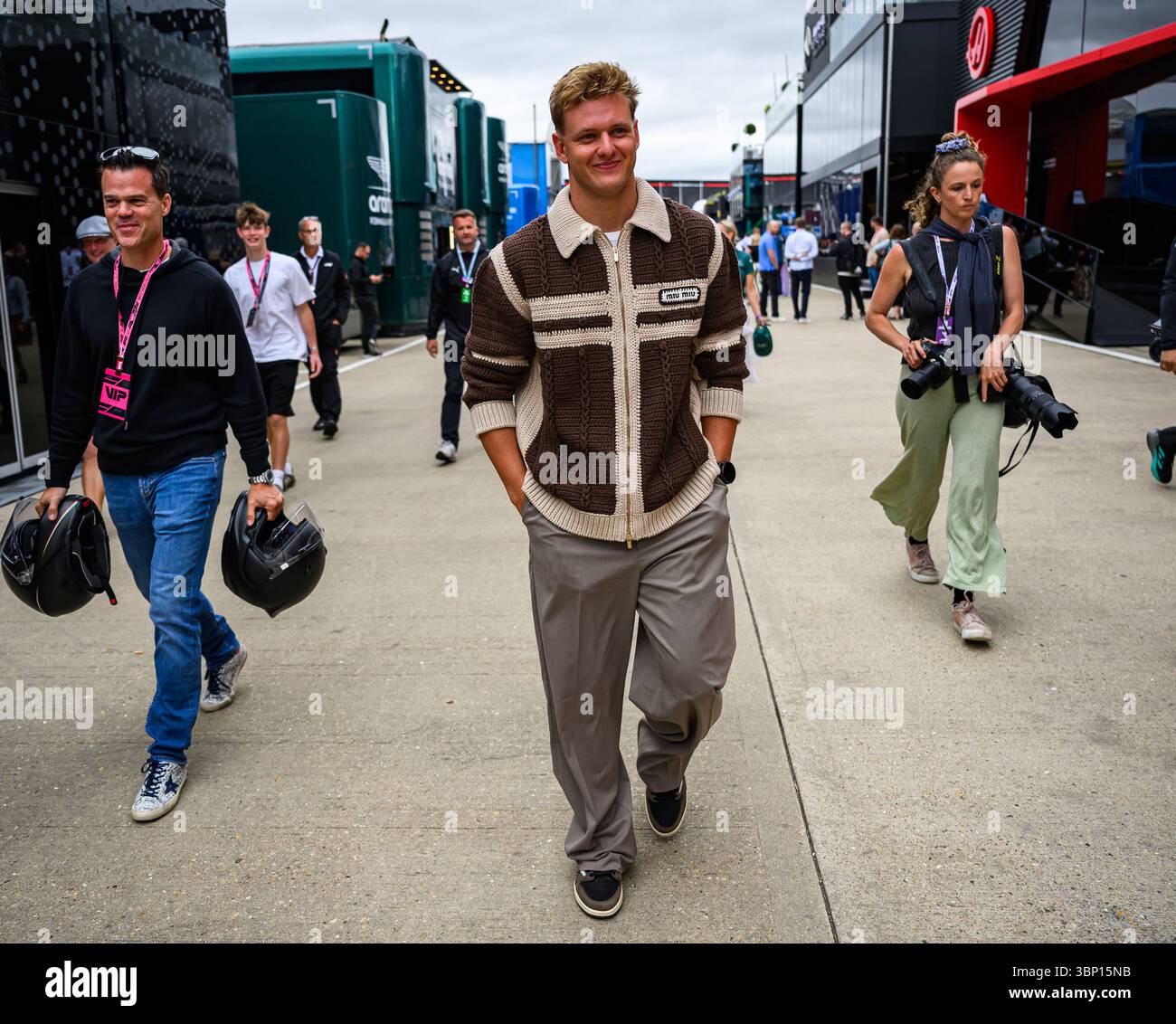 TOWCESTER, ROYAUME-UNI. 05 juillet : Mick Schumacher marche sur le Paddock lors du Qatar Airways British Grand Prix 2025 sur le circuit de Silverstone le samedi 05 juillet 2025 à TOWCESTER, ANGLETERRE. Crédit : Taka G Wu/Alamy Live News Banque D'Images