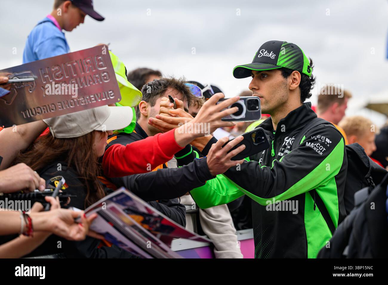 TOWCESTER, ROYAUME-UNI. 05 juillet : Gabriel Bortoleto de F1 Team Kick Sauber a été accueilli par les fans lors du Grand Prix de Grande-Bretagne de Qatar Airways 2025 sur le circuit de Silverstone le samedi 5 juillet 2025 à TOWCESTER, EN ANGLETERRE. Crédit : Taka G Wu/Alamy Live News Banque D'Images