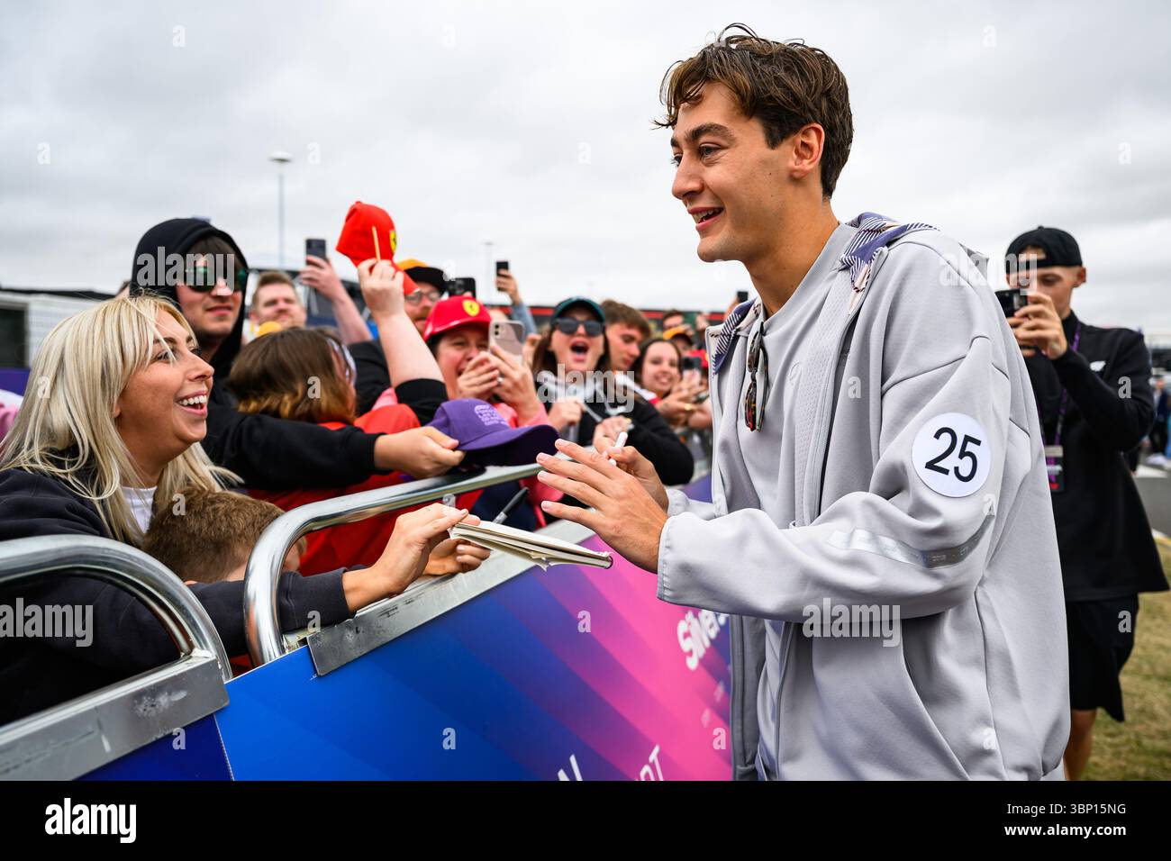 TOWCESTER, ROYAUME-UNI. 05 juillet : George Russell (Grande-Bretagne) de l'écurie Mercedes-AMG PETRONAS F1 Team accueille les fans lors du Qatar Airways British Grand Prix 2025 sur le circuit de Silverstone le samedi 05 juillet 2025 à TOWCESTER, ANGLETERRE. Crédit : Taka G Wu/Alamy Live News Banque D'Images