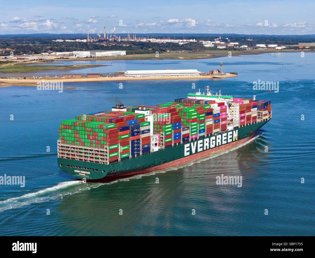 Le porte-conteneurs Evergeen pour toujours sur Southampton Water. Banque D'Images