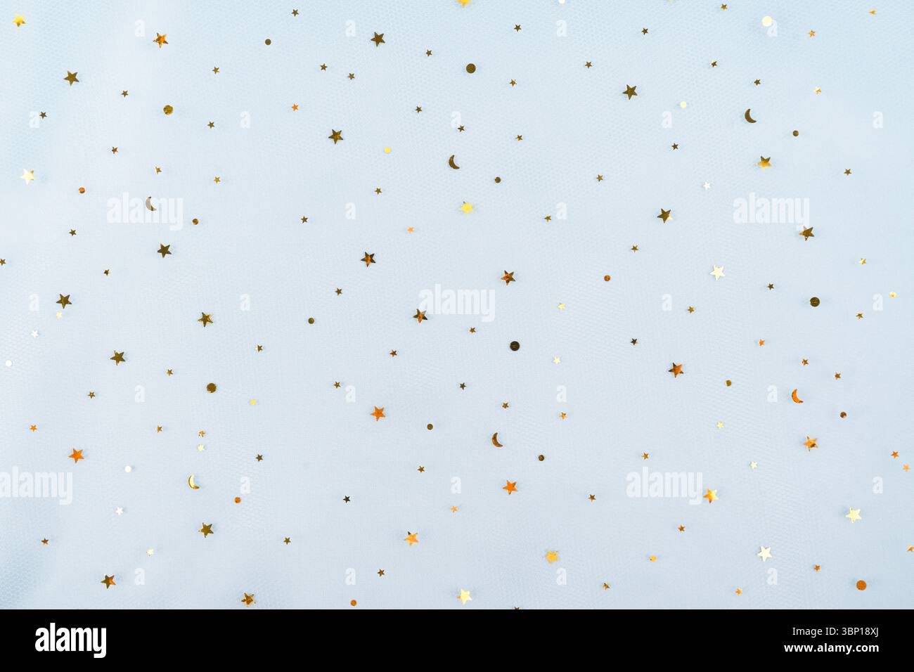 Fond de vacances avec de petites étoiles dorées sur fond bleu. Banque D'Images