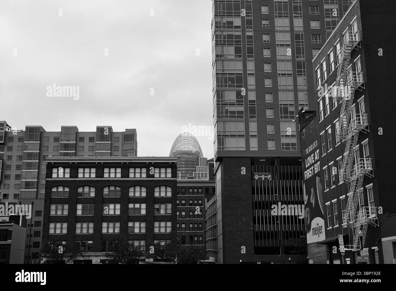 Vue de la Great American Tower à Queen City Square t dans le centre-ville de Cincinnati Ohio. Noir et blanc USA 2025 Banque D'Images
