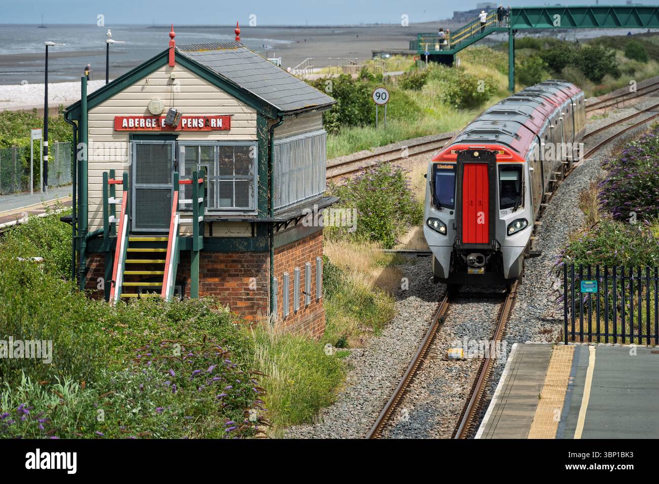Le train pour le pays de Galles arrive à la gare d'Abergele et Pensarn sur la côte nord du pays de Galles. Banque D'Images