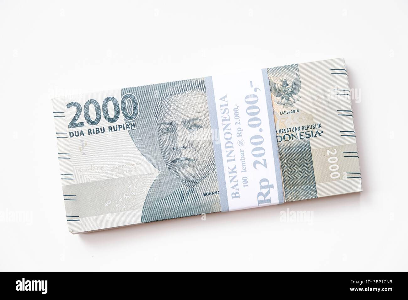 Pekanbaru, Indonésie - 21 mars 2025 : une pile de billets de banque rupiah indonésiens RP 2,000 isolés sur fond blanc pour THR sur Eid al-Fitr ou Lebaran Banque D'Images