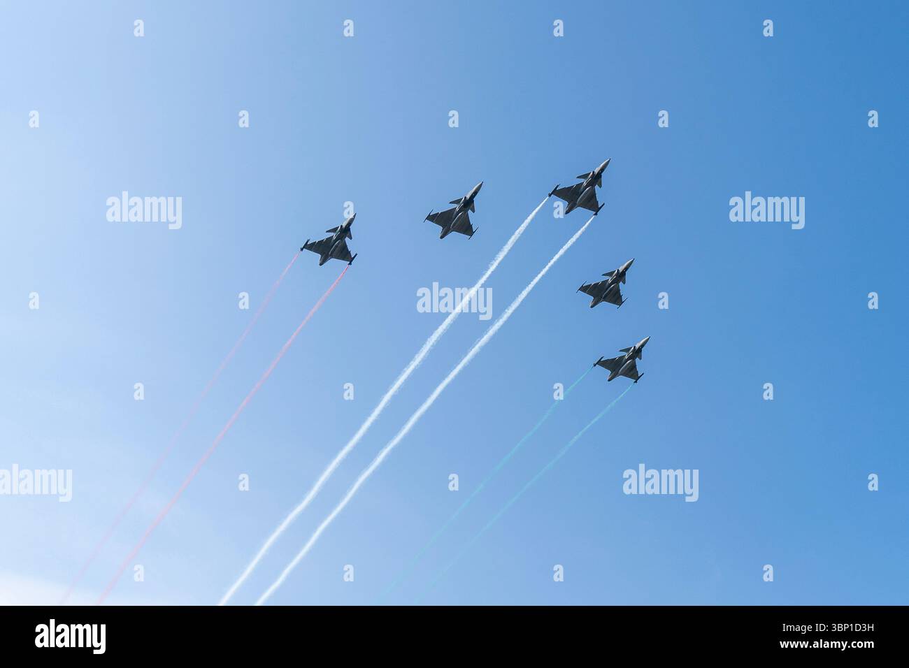 BUDAPEST, HONGRIE - 20 AOÛT. 2024 : cinq avions de chasse Gripen de l'armée de l'air hongroise avec les couleurs nationales hongroises sur le national hongrois Banque D'Images