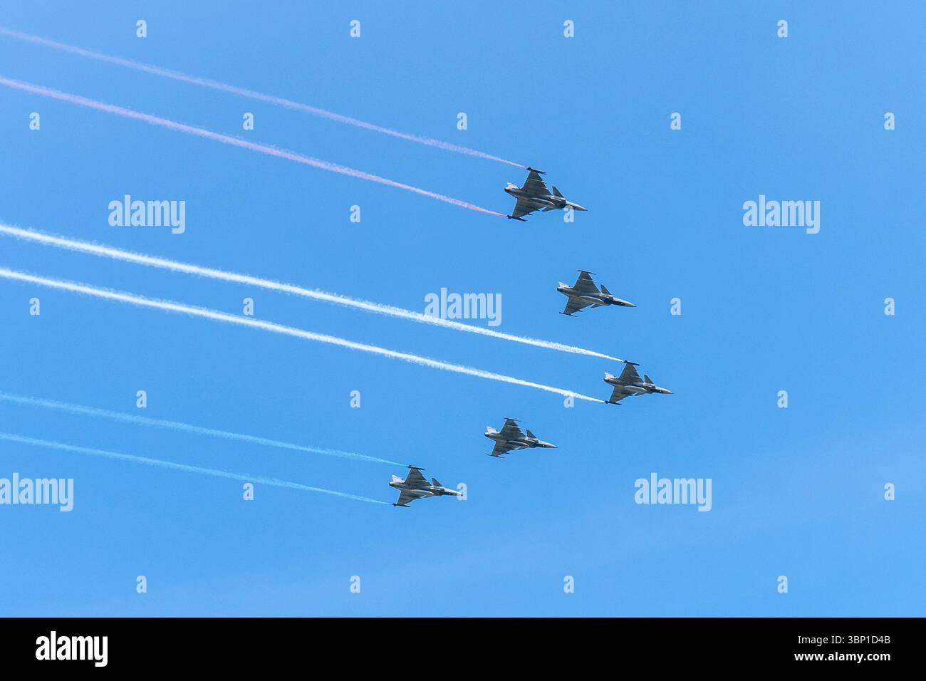 BUDAPEST, HONGRIE - 20 AOÛT. 2024 : cinq avions de chasse Gripen de l'armée de l'air hongroise avec les couleurs nationales hongroises sur le national hongrois Banque D'Images