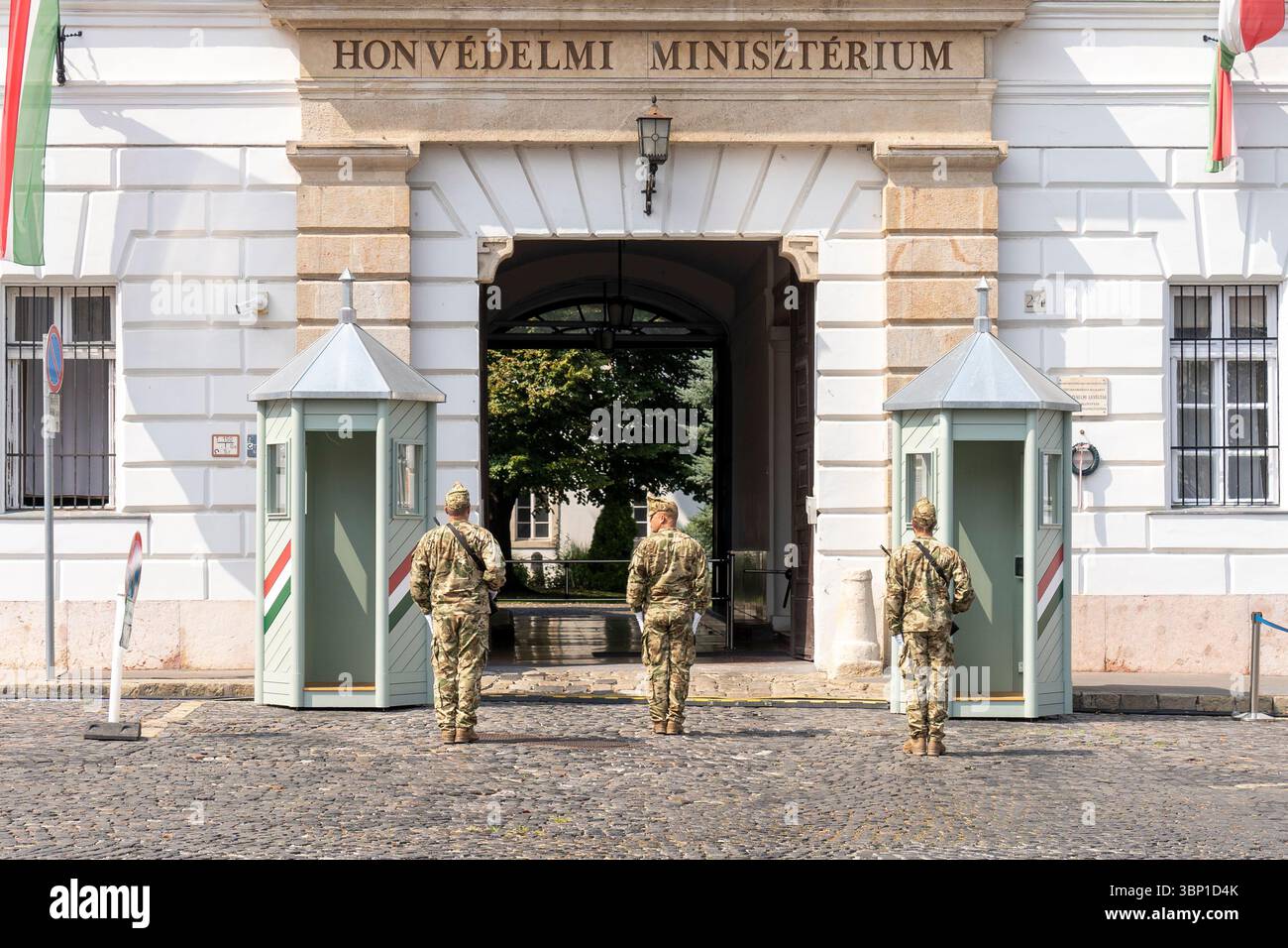 BUDAPEST, HONGRIE - 20 AOÛT. 2024 : relève de la garde par des soldats hongrois devant l'entrée du bâtiment du ministère hongrois de la Défense Banque D'Images