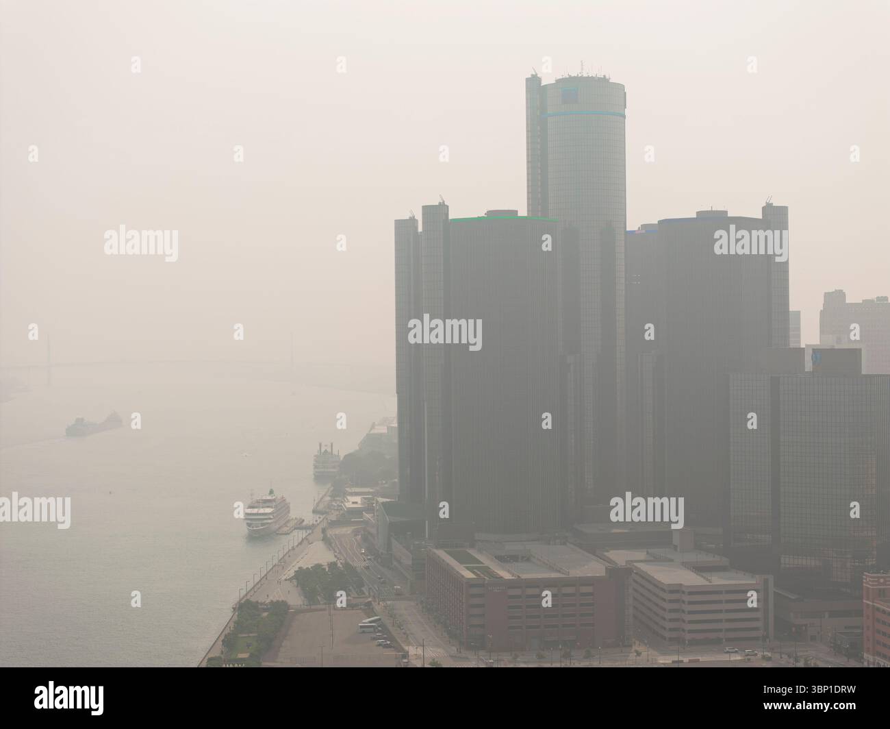 La fumée des feux de forêt dérivant du Canada crée des problèmes de qualité de l'air le long de la rivière Detroit, au Michigan, en juillet 2023 Banque D'Images