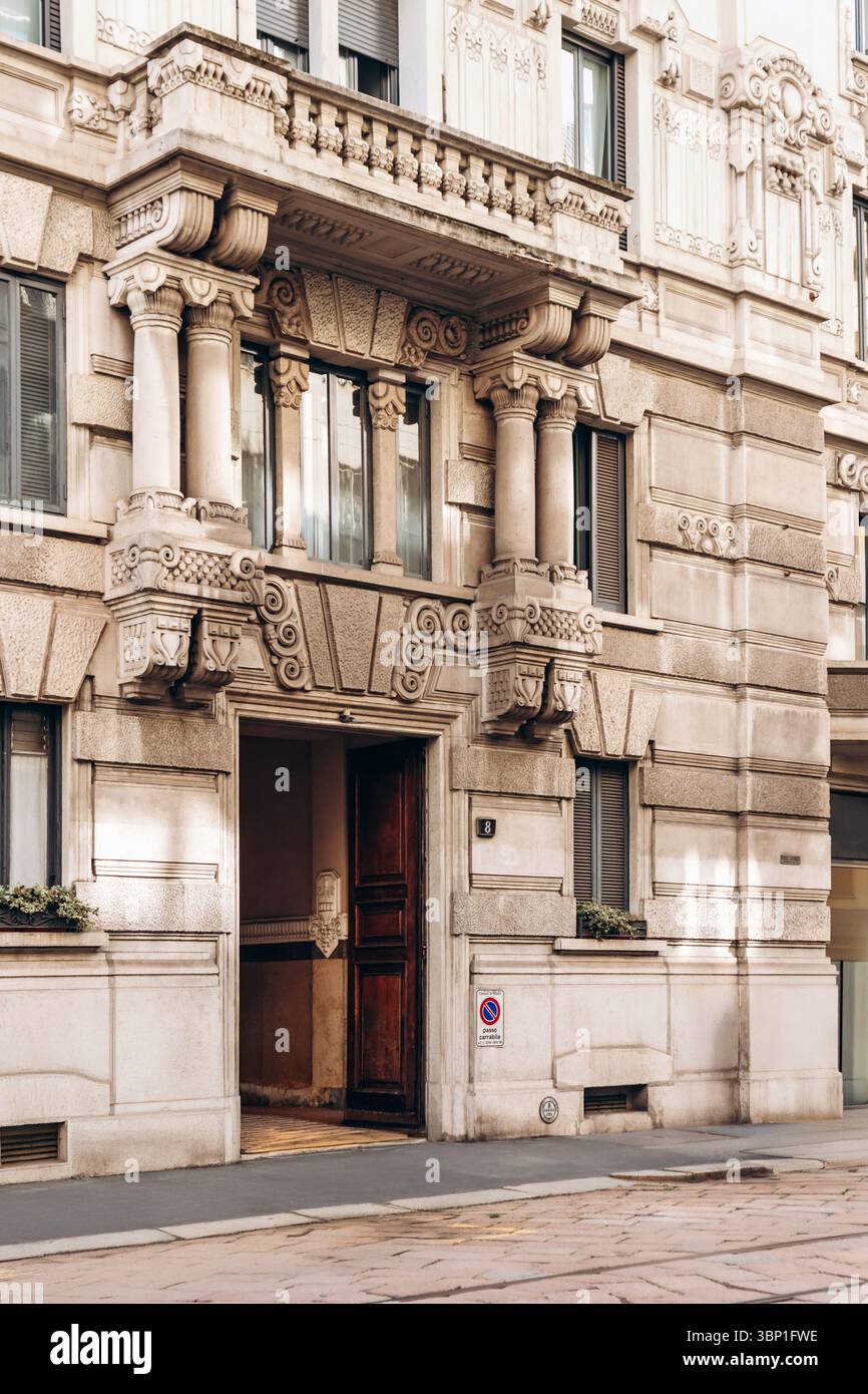 Milan, Italie - 19 mars 2025 : rue centrale de Milan avec bâtiments historiques, boutiques et scooters Banque D'Images