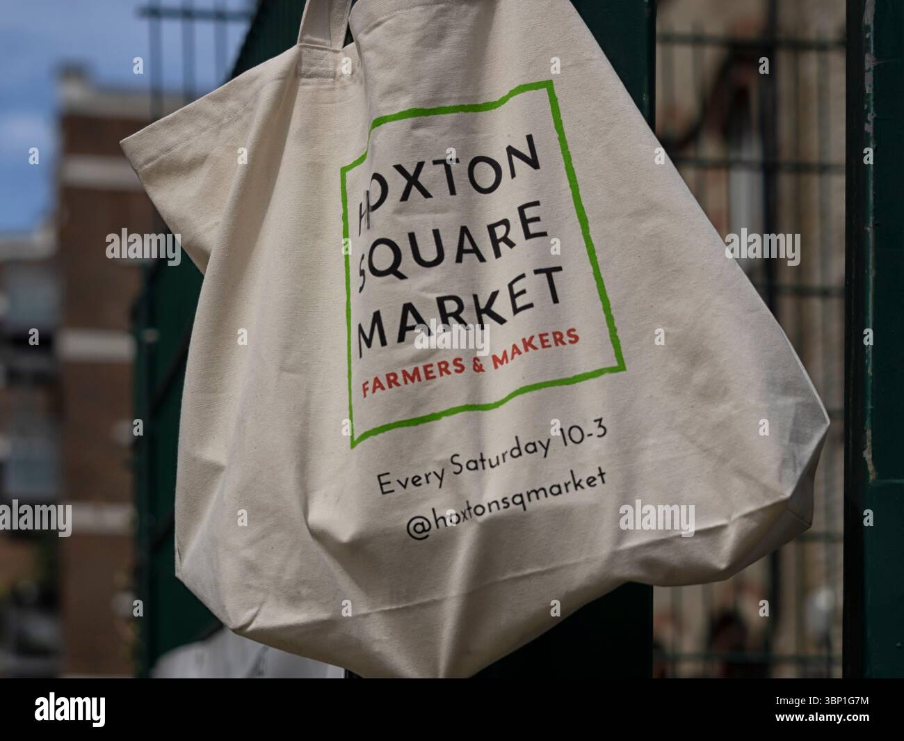 LONDRES, Royaume-Uni - 23 JUIN 2018 : sacs à provisions de marque en vente au marché Hoxton Street Banque D'Images