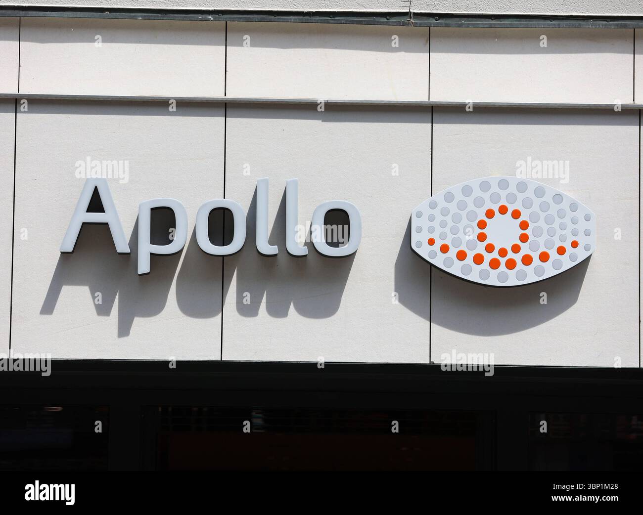 Hier im Bild das logo der Firma Apollo Optik in München, Augenoptik-Unternehmen ,Unternehmen *** Voici dans l'image le logo de la société Apollo Optik in Munich, opticiens ,Company Banque D'Images