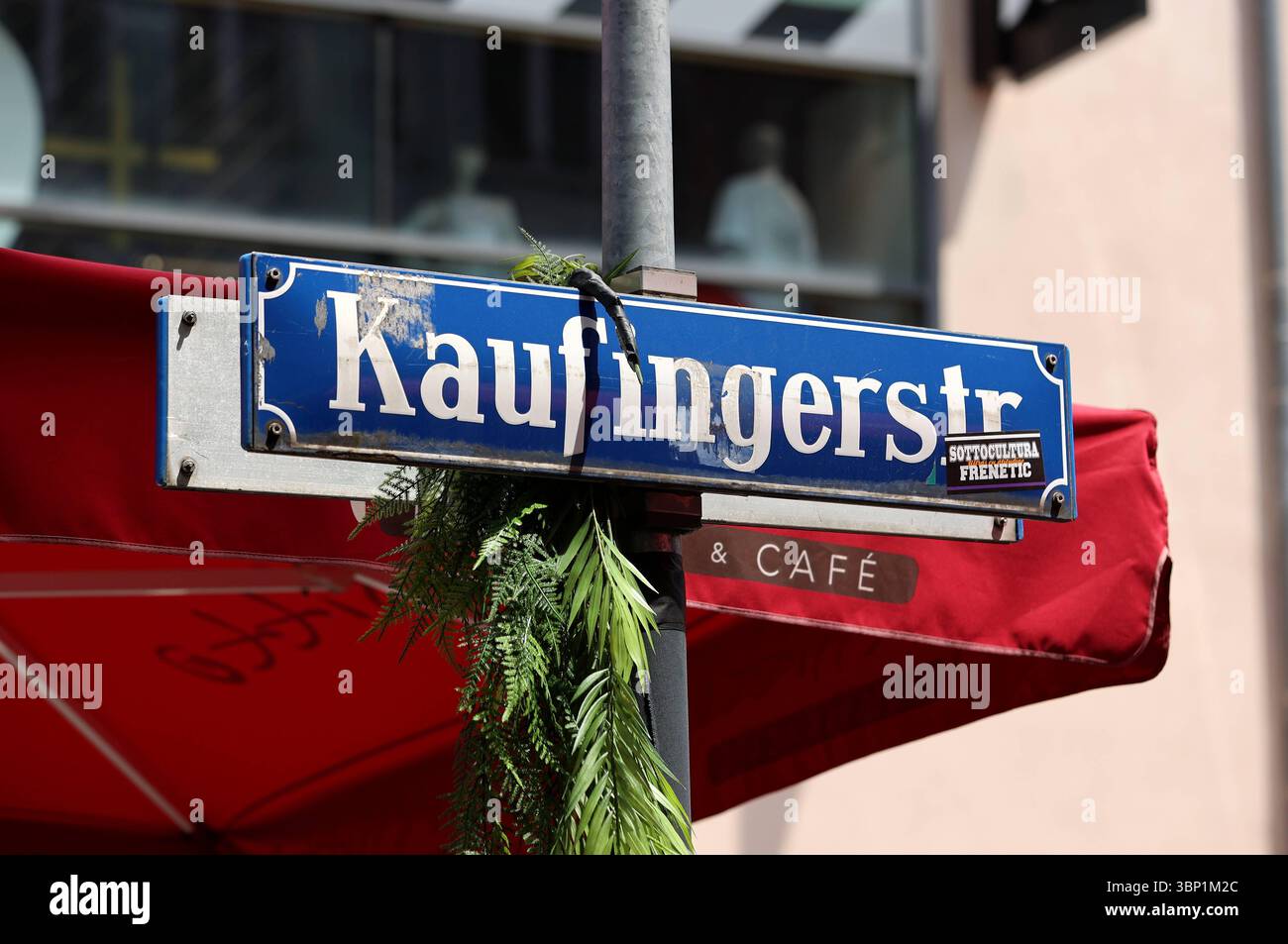 Hier im Bild das Strassenschild Kaufingerstrasse, Einkaufsstrasse, Fussgängerzone *** Voici sur l'image le panneau de rue Kaufingerstrasse, rue commerçante, zone piétonne Banque D'Images