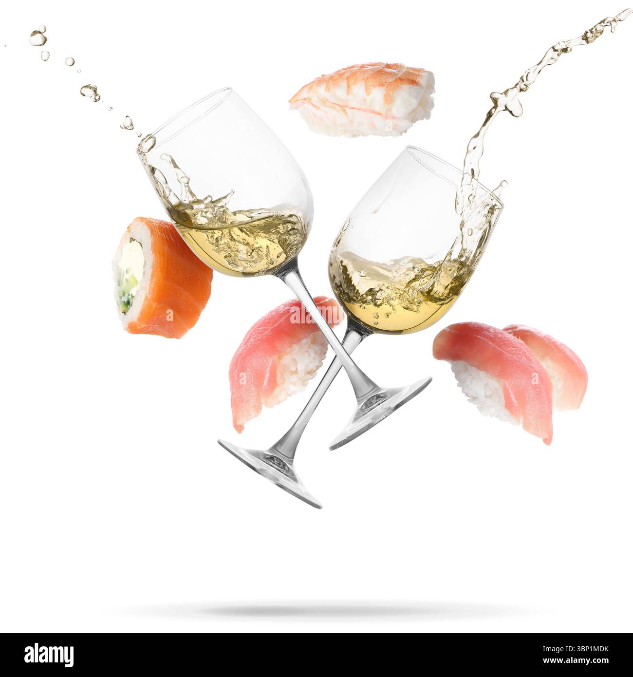 Vin dans des verres et sushi tombant sur fond blanc Banque D'Images