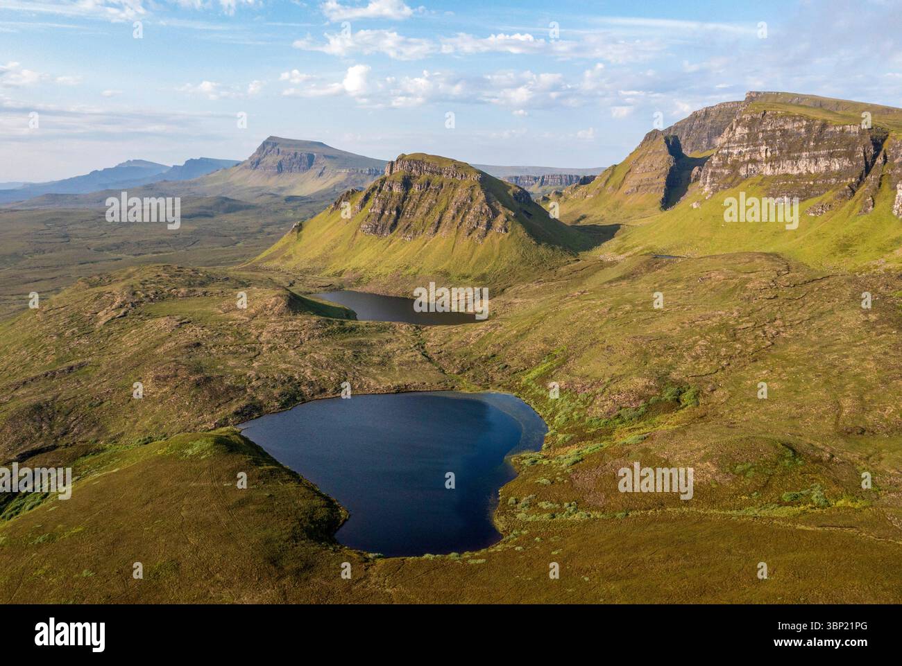 Vue aérienne par drone du paysage de Quiraing, crête totternaire, île de Skye, Écosse, Royaume-Uni. Banque D'Images