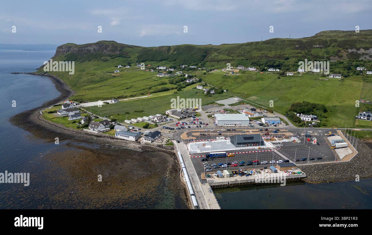 Vue aérienne par drone du terminal de ferry d'Uig, île de Skye, Écosse, Royaume-Uni Banque D'Images