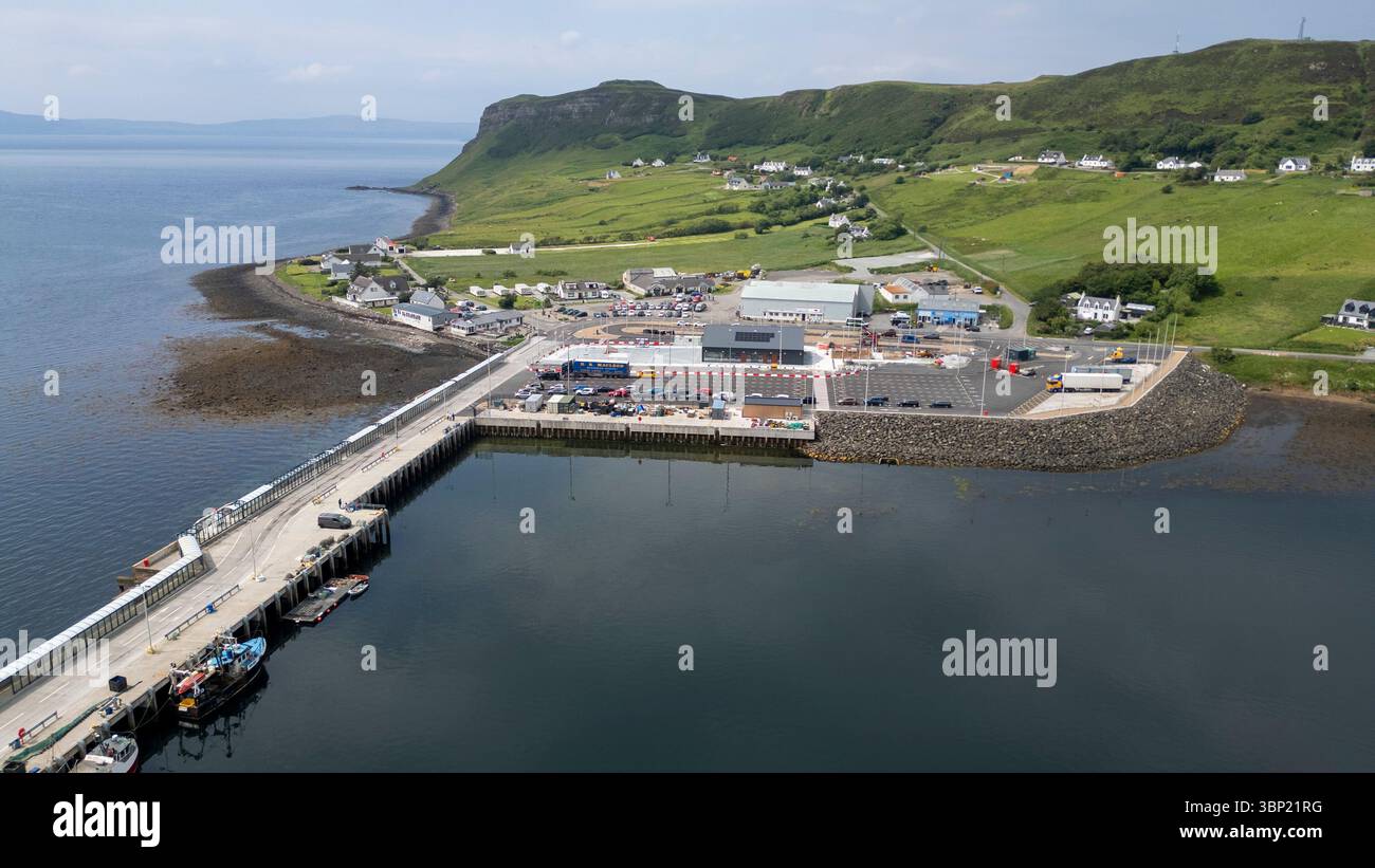Vue aérienne par drone du terminal de ferry d'Uig, île de Skye, Écosse, Royaume-Uni Banque D'Images