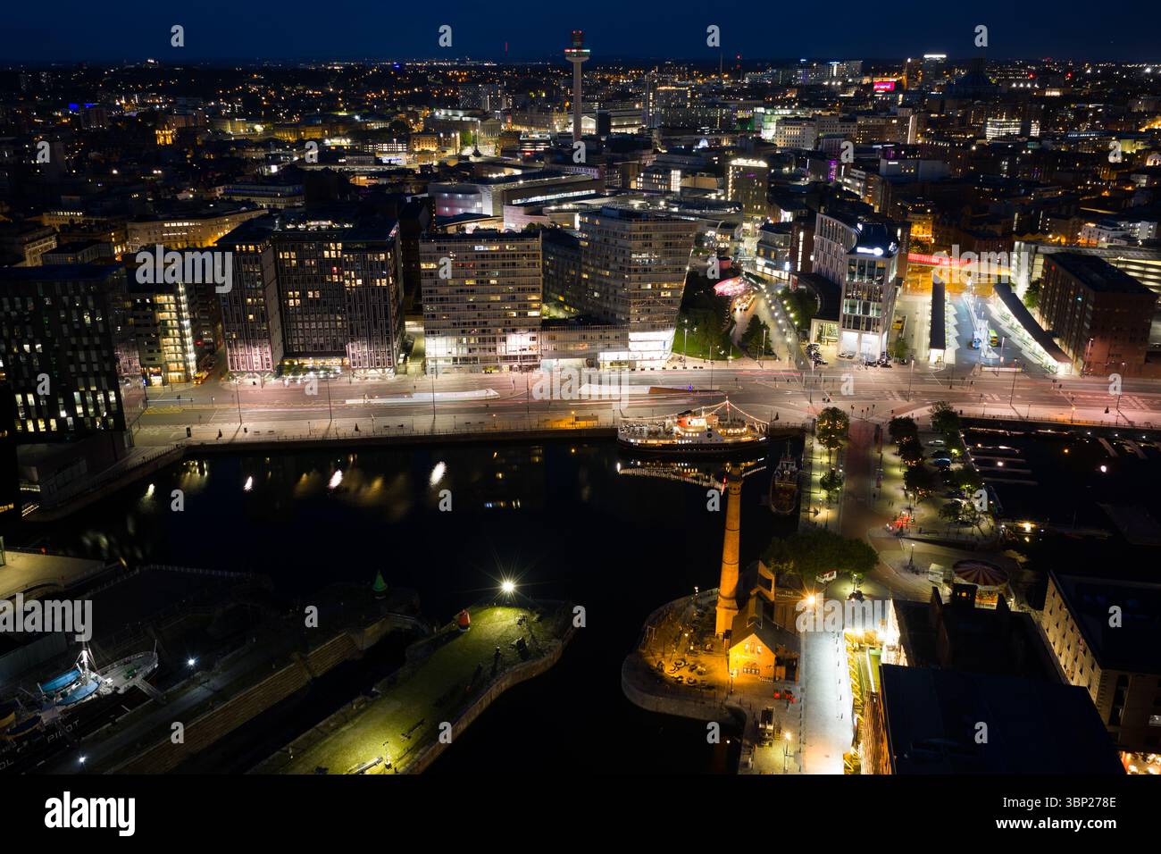 Image aérienne du paysage urbain de Liverpool au crépuscule Banque D'Images