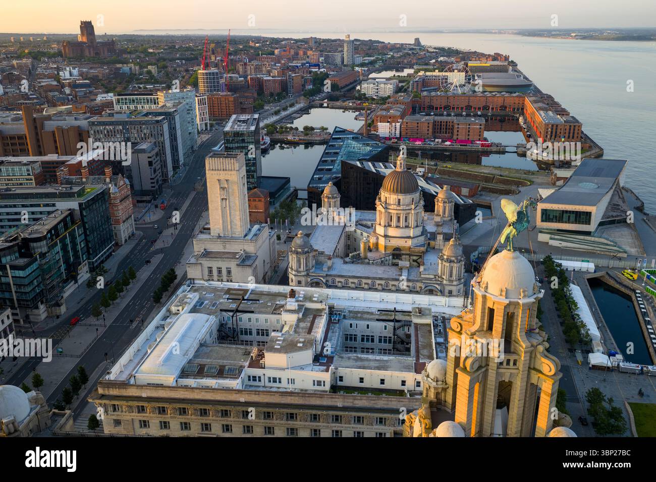 Image aérienne du paysage urbain de Liverpool au lever du soleil Banque D'Images