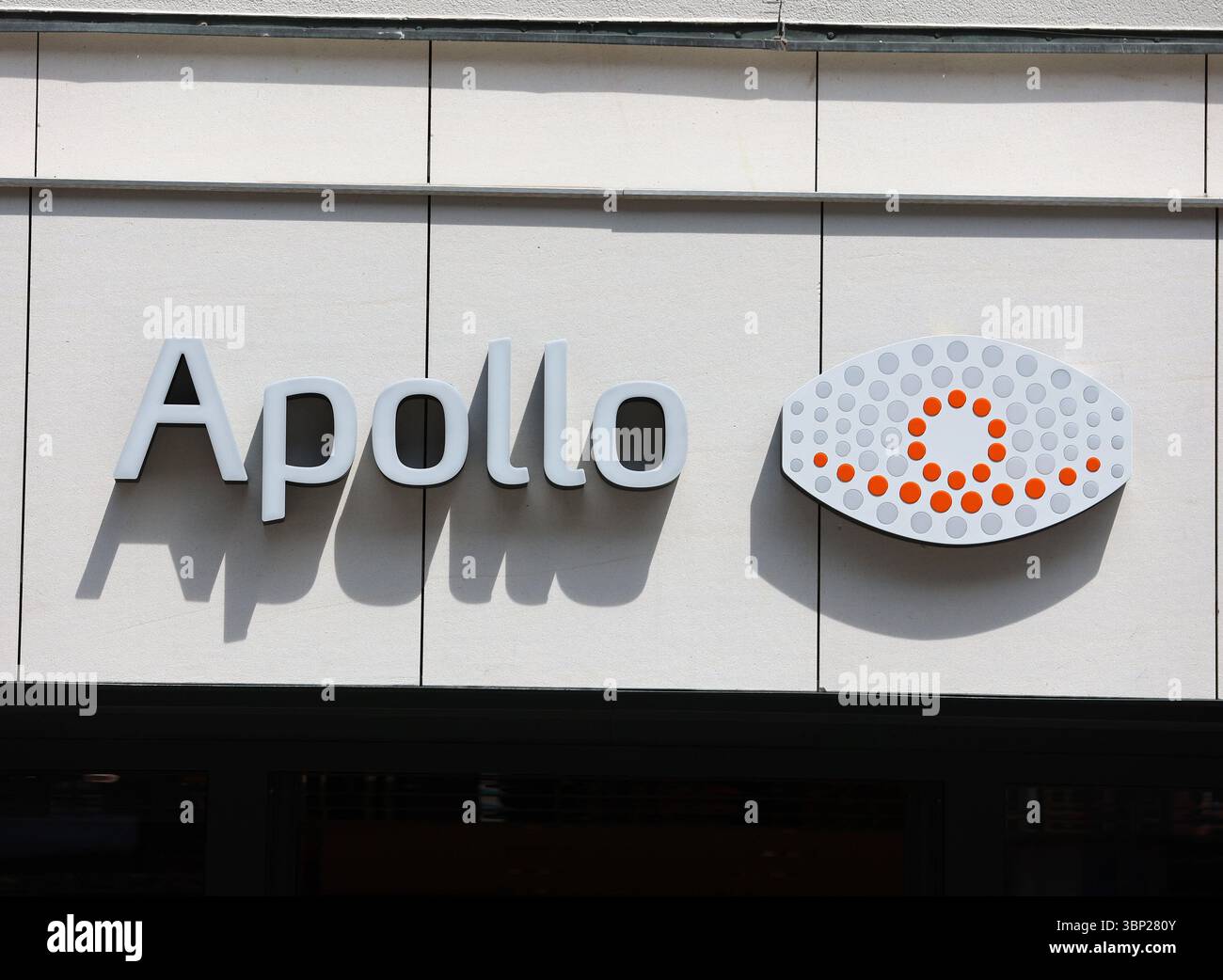 Hier im Bild das logo der Firma Apollo Optik in München, Augenoptik-Unternehmen, Unternehmen Banque D'Images