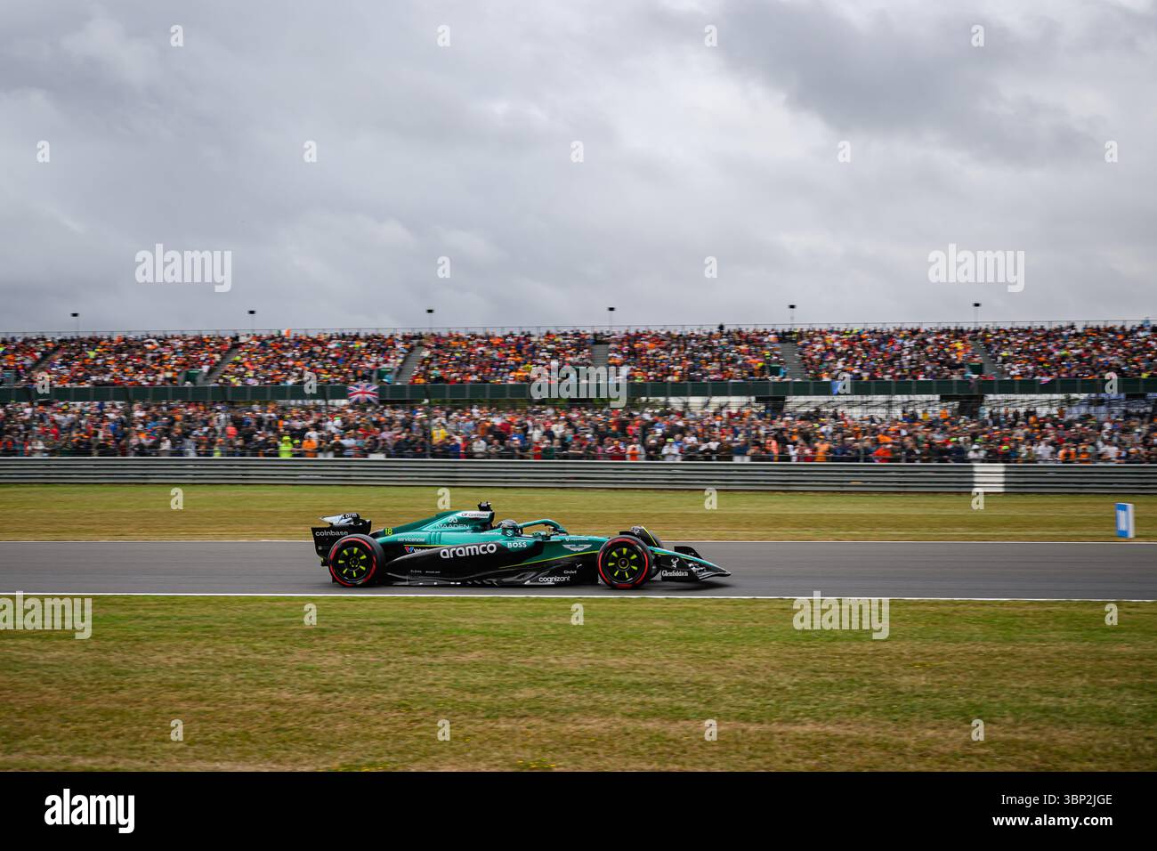 TOWCESTER, ROYAUME-UNI. 05 juillet : lance Stroll (Canada) de l'écurie Aston Martin Aramco F1 Team en session qualificative lors du Qatar Airways British Grand Prix 2025 au circuit de Silverstone le samedi 05 juillet 2025 à TOWCESTER, ANGLETERRE. Crédit : Taka G Wu/Alamy Live News Banque D'Images