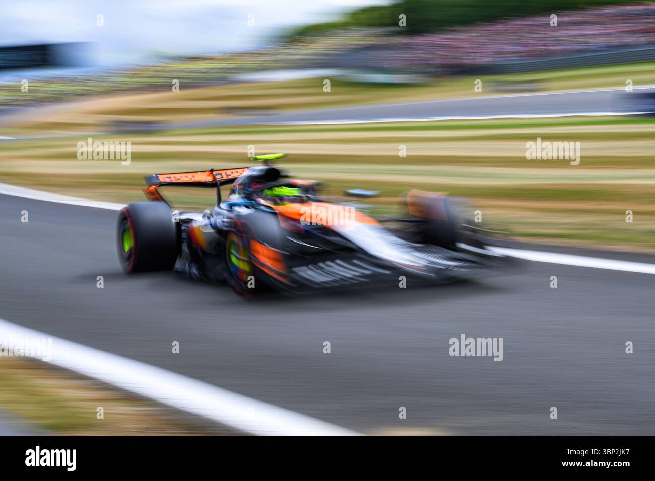 TOWCESTER, ROYAUME-UNI. 05 juillet : Lando Norris (Grande-Bretagne) de McLaren en session de qualification lors du Grand Prix de Grande-Bretagne de Qatar Airways 2025 au circuit de Silverstone le samedi 05 juillet 2025 à TOWCESTER, ANGLETERRE. Crédit : Taka G Wu/Alamy Live News Banque D'Images