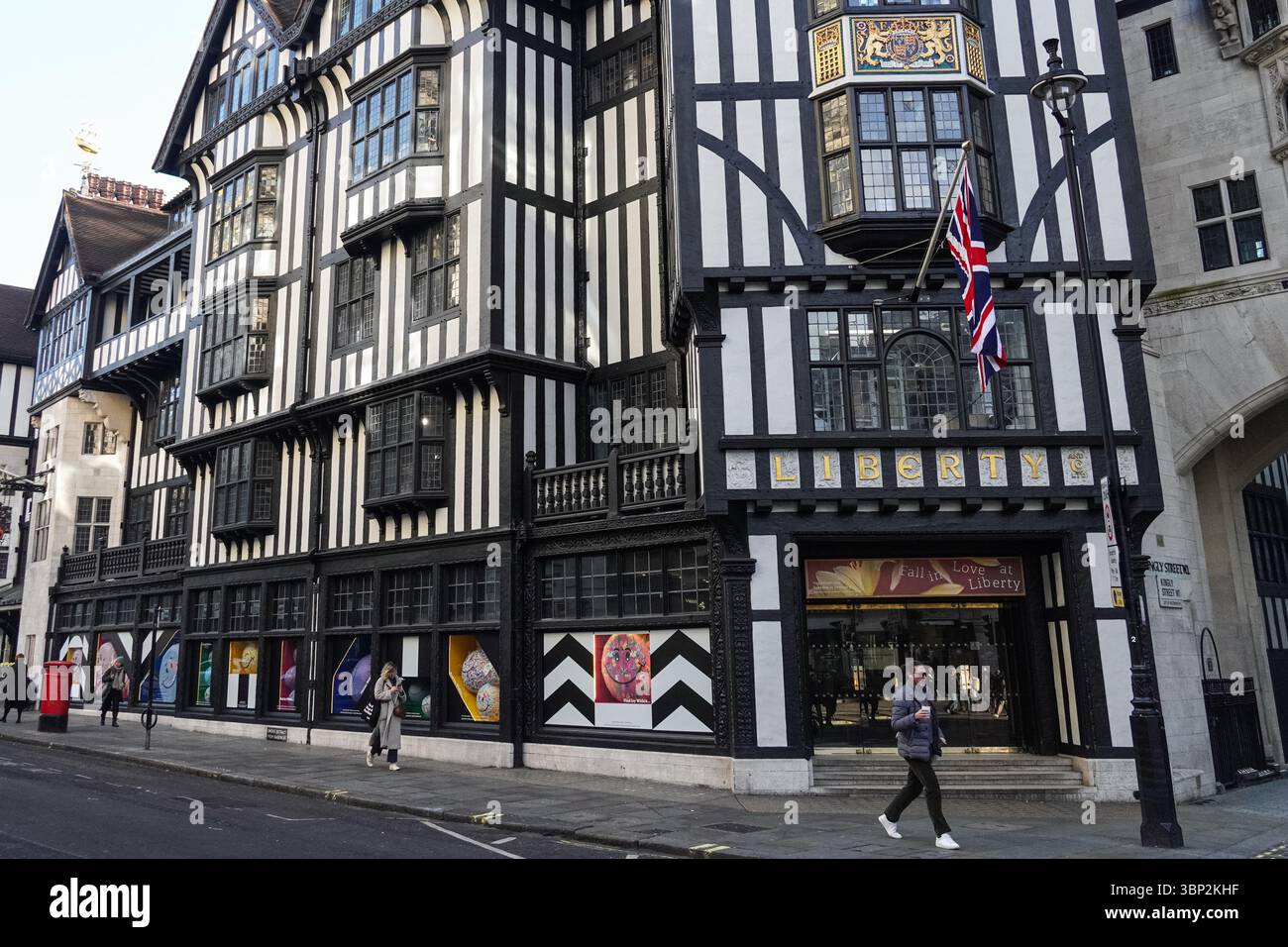 Extérieur de Liberty London, grand magasin à Londres Angleterre Royaume-Uni Royaume-Uni Banque D'Images