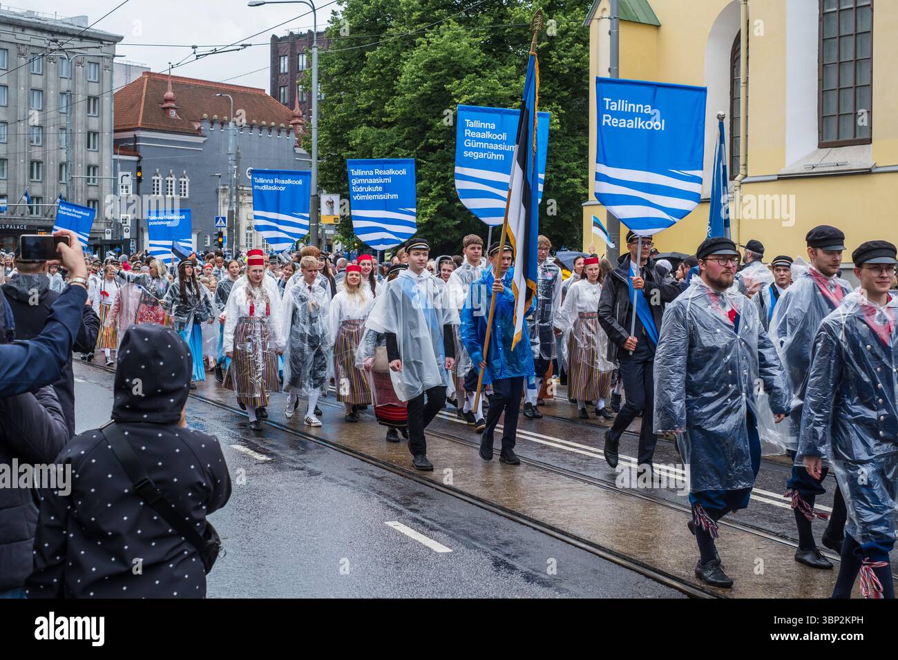 Tallinn, Estonie - 5 juillet 2025 : délégation de l'École secondaire des sciences de Tallinn (est : Tallinna Reaalkool) au Festival estonien de la chanson (est : Laulupidu) Banque D'Images