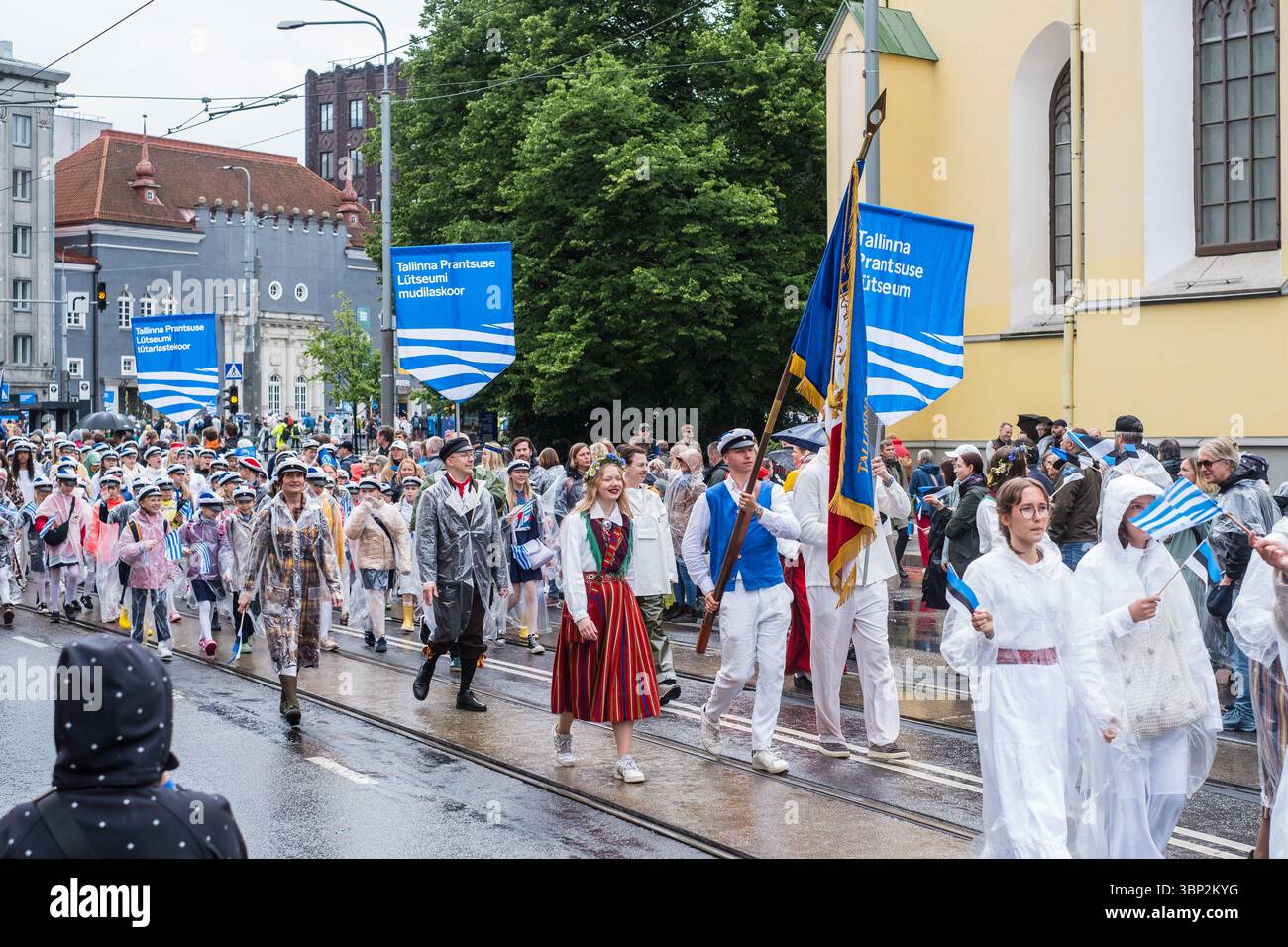 Tallinn, Estonie - 5 juillet 2025 : délégation du Lyceum français de Tallinn (est : Tallinna Prantsuse Lütseum) au Festival estonien de la chanson (estonien : Laulupidu) Banque D'Images