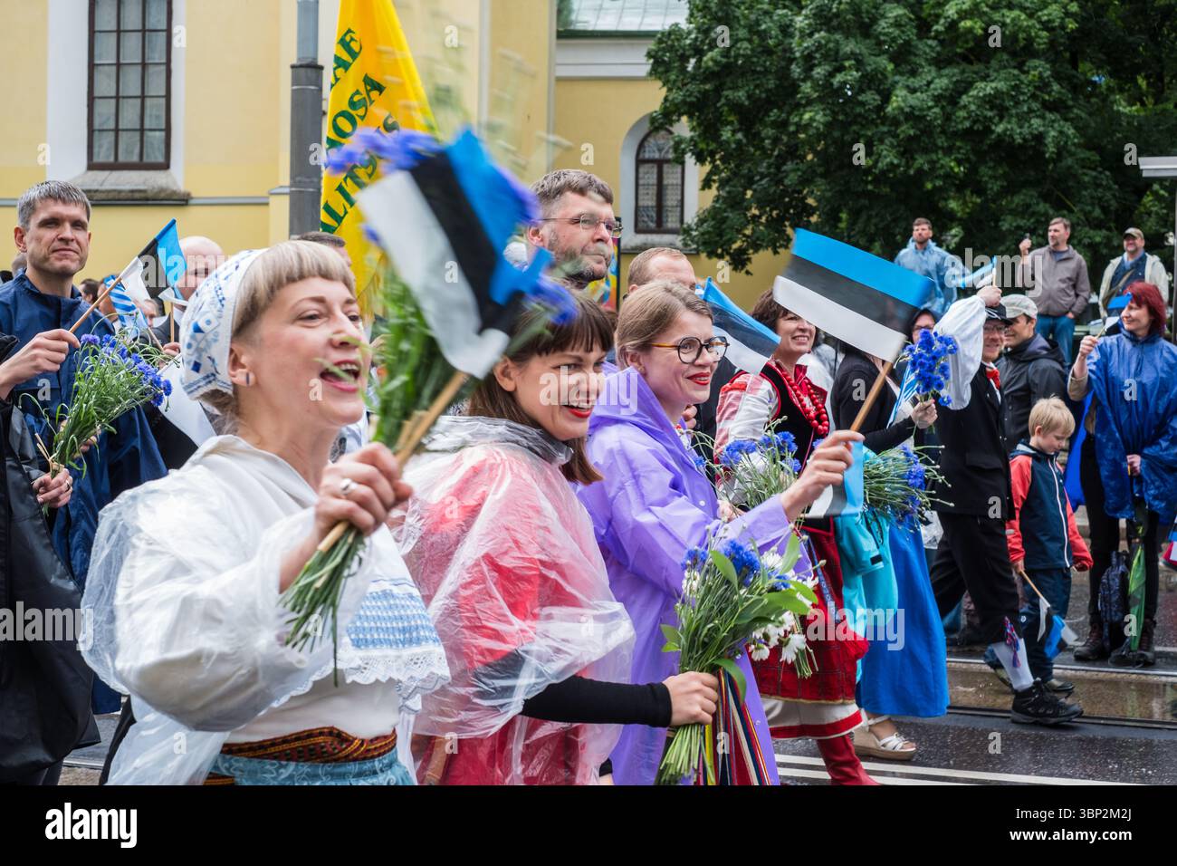 Tallinn, Estonie - 5 juillet 2025 : la délégation de la ville de Tallinn au festival estonien de la chanson (estonien : Laulupidu) défilé dans les rues de Tallinn avec le maire Jevgeni Banque D'Images