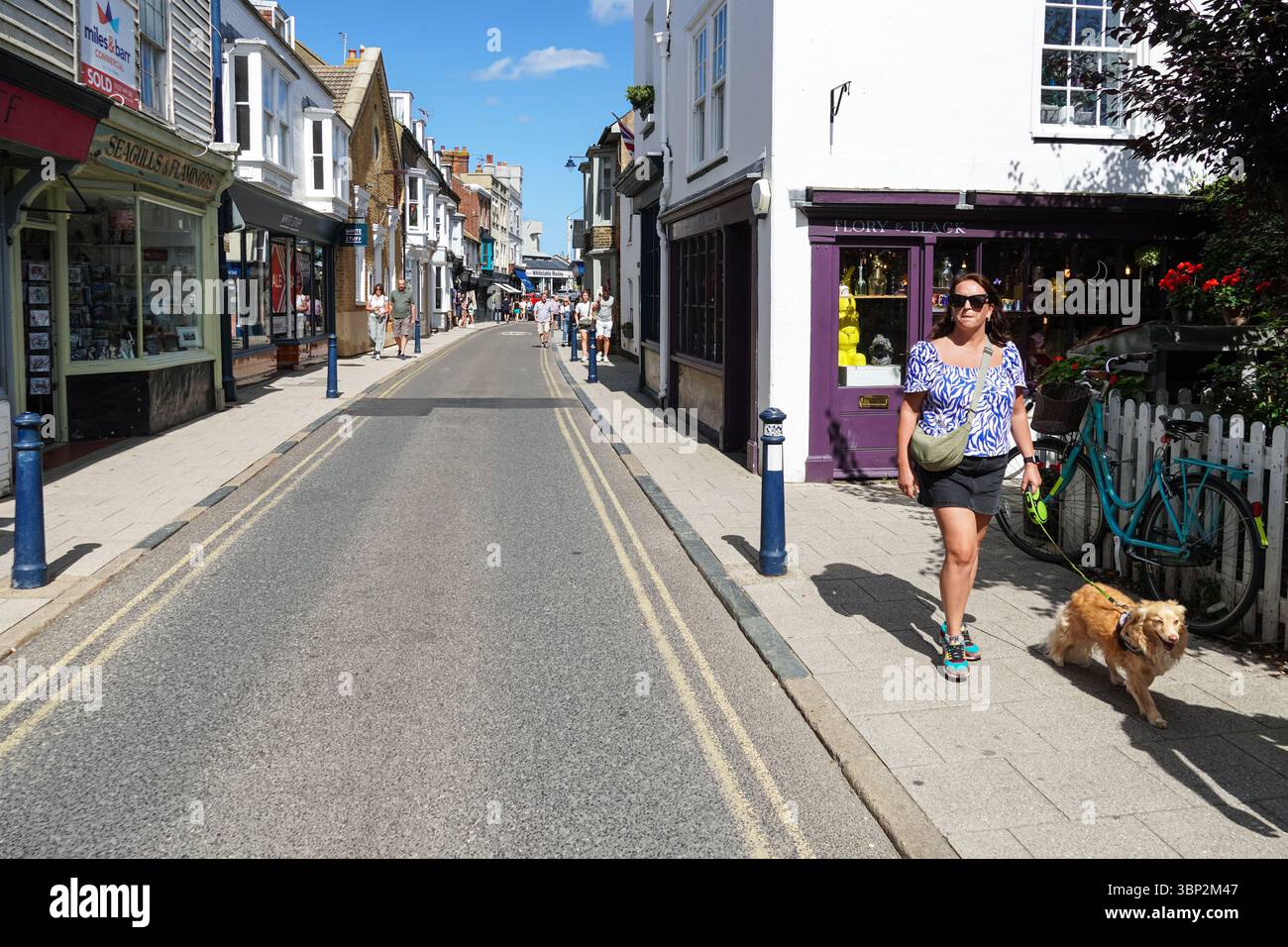 Magasins et restaurants sur Harbour Street à Whitstable, Kent, Angleterre Royaume-Uni Banque D'Images