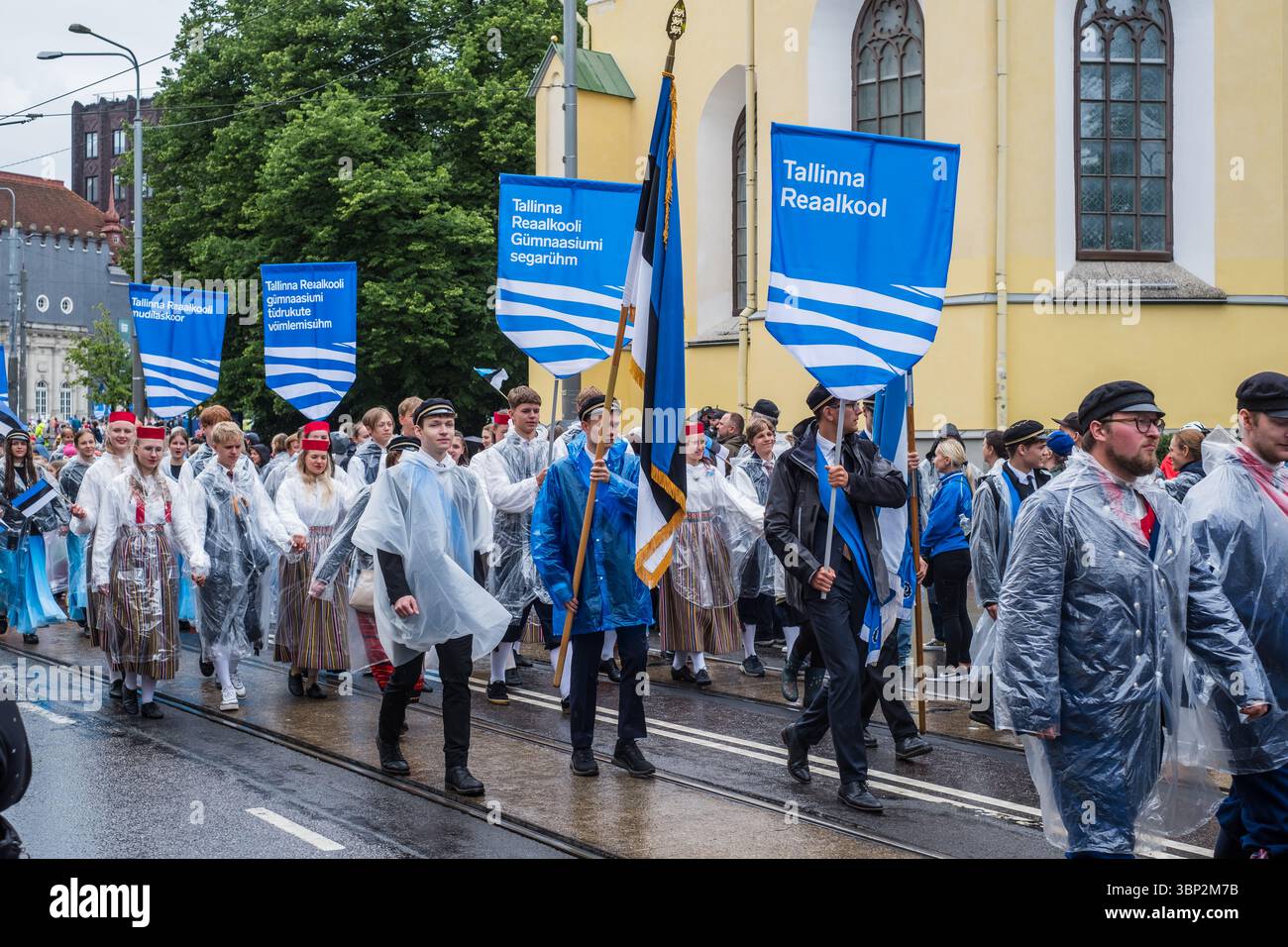 Tallinn, Estonie - 5 juillet 2025 : délégation de l'École secondaire des sciences de Tallinn (est : Tallinna Reaalkool) au Festival estonien de la chanson (est : Laulupidu) Banque D'Images