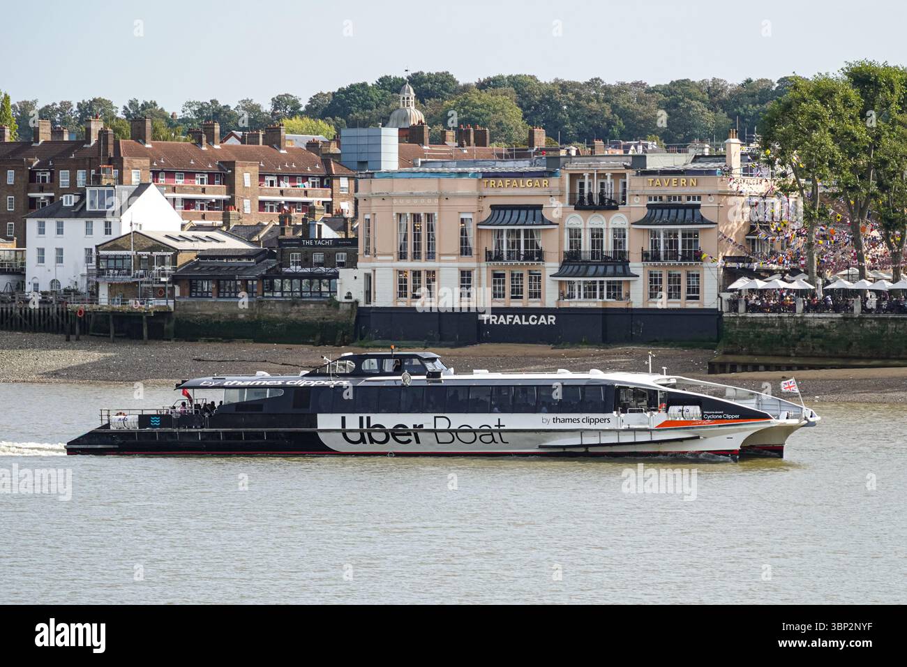 Thames Clipper, bateau Uber sur la Tamise à Greenwich, Londres Angleterre Royaume-Uni Banque D'Images