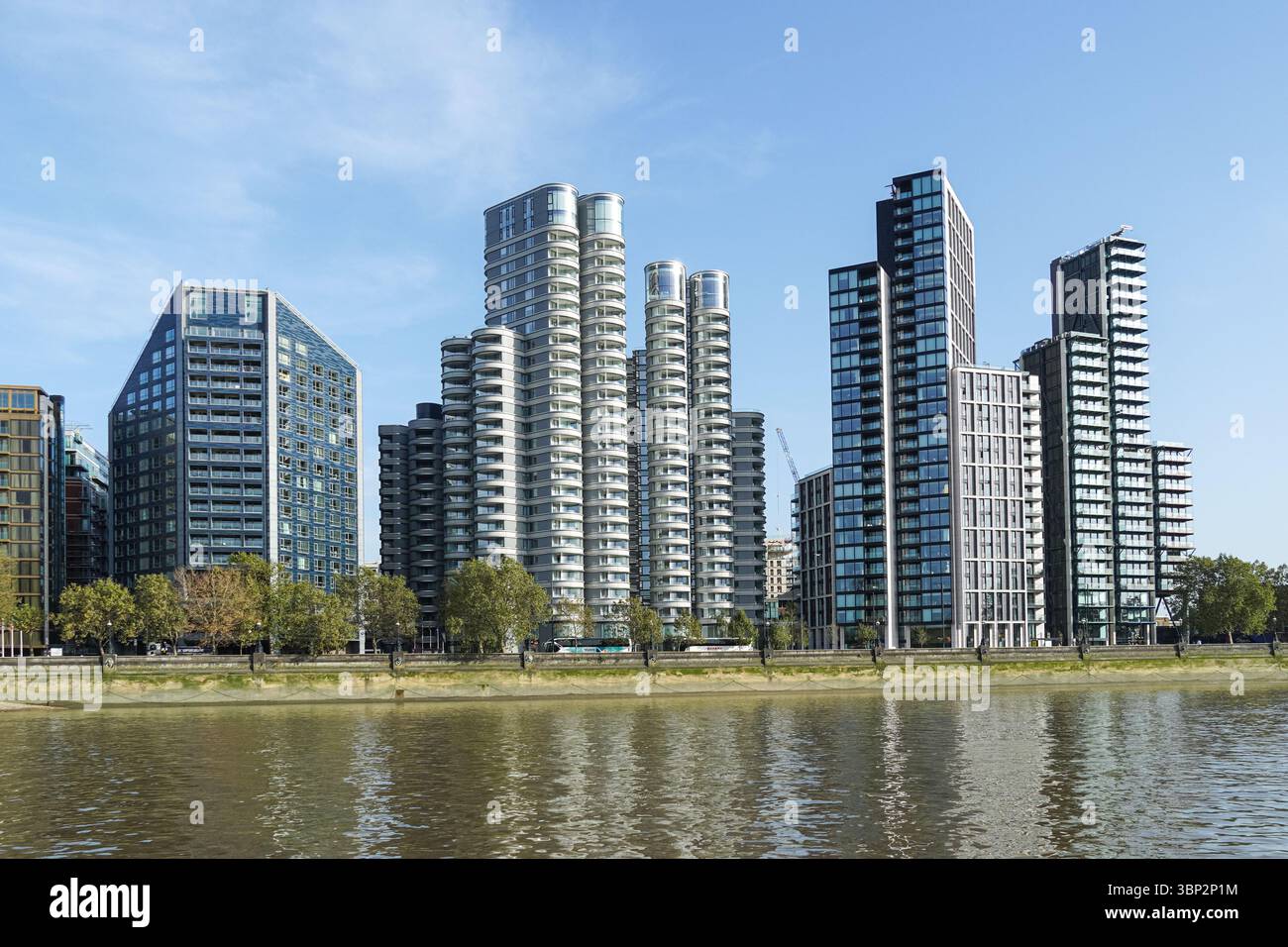 Nouveaux bâtiments résidentiels modernes avec appartements de luxe sur Albert Embankment à Vauxhall, Londres, Angleterre, Royaume-Uni, Royaume-Uni Banque D'Images