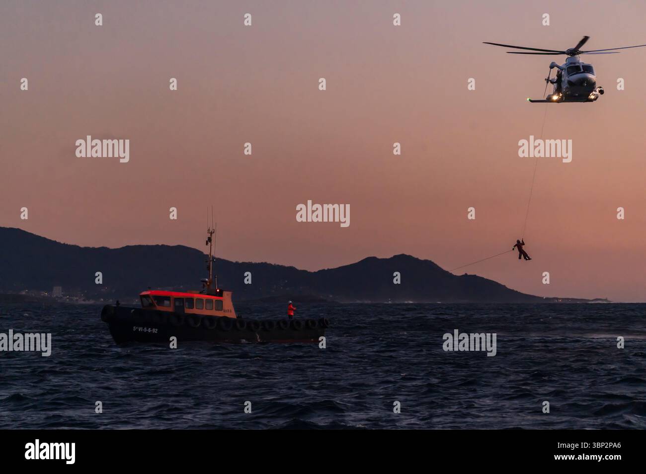 Vigo, Espagne. 13 mars 2025. Exercices d'entraînement aux hélicoptères de sauvetage des garde-côtes galiciens dans la baie de Vigo. Crédit : Xan Gasalla/Alamy Live News Banque D'Images