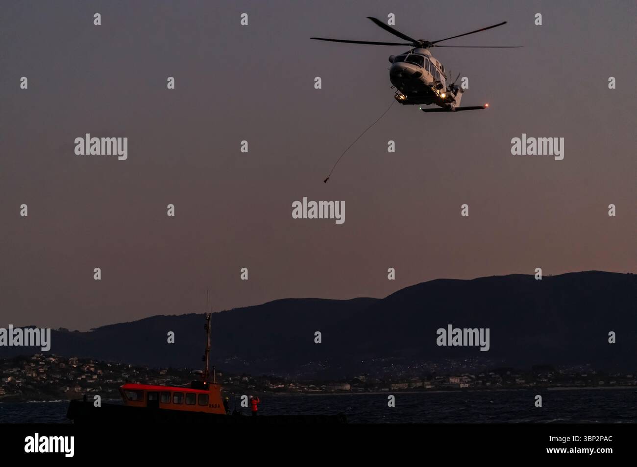Vigo, Espagne. 13 mars 2025. Exercices d'entraînement aux hélicoptères de sauvetage des garde-côtes galiciens dans la baie de Vigo. Crédit : Xan Gasalla/Alamy Live News Banque D'Images