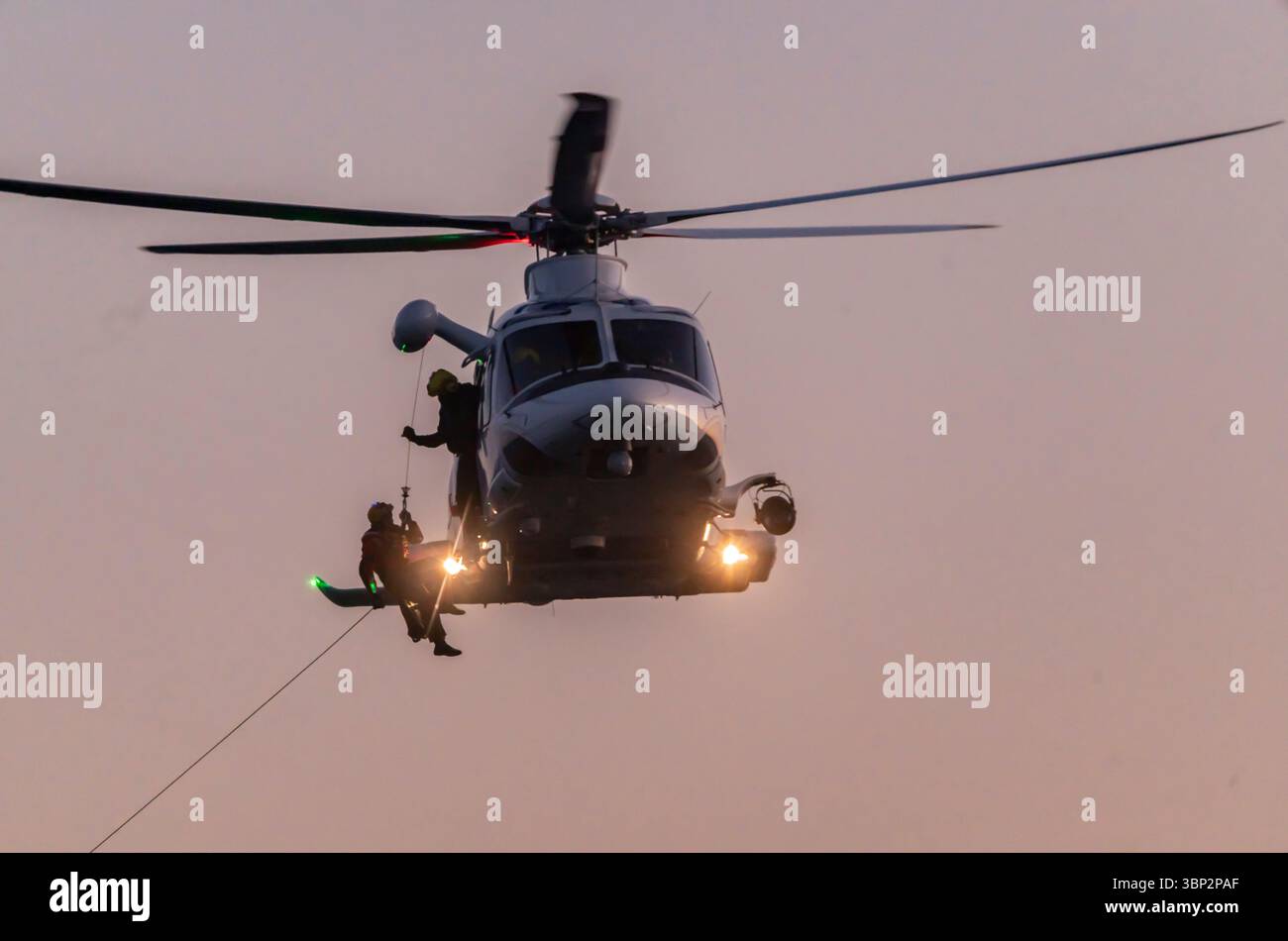 Vigo, Espagne. 13 mars 2025. Exercices d'entraînement aux hélicoptères de sauvetage des garde-côtes galiciens dans la baie de Vigo. Crédit : Xan Gasalla/Alamy Live News Banque D'Images