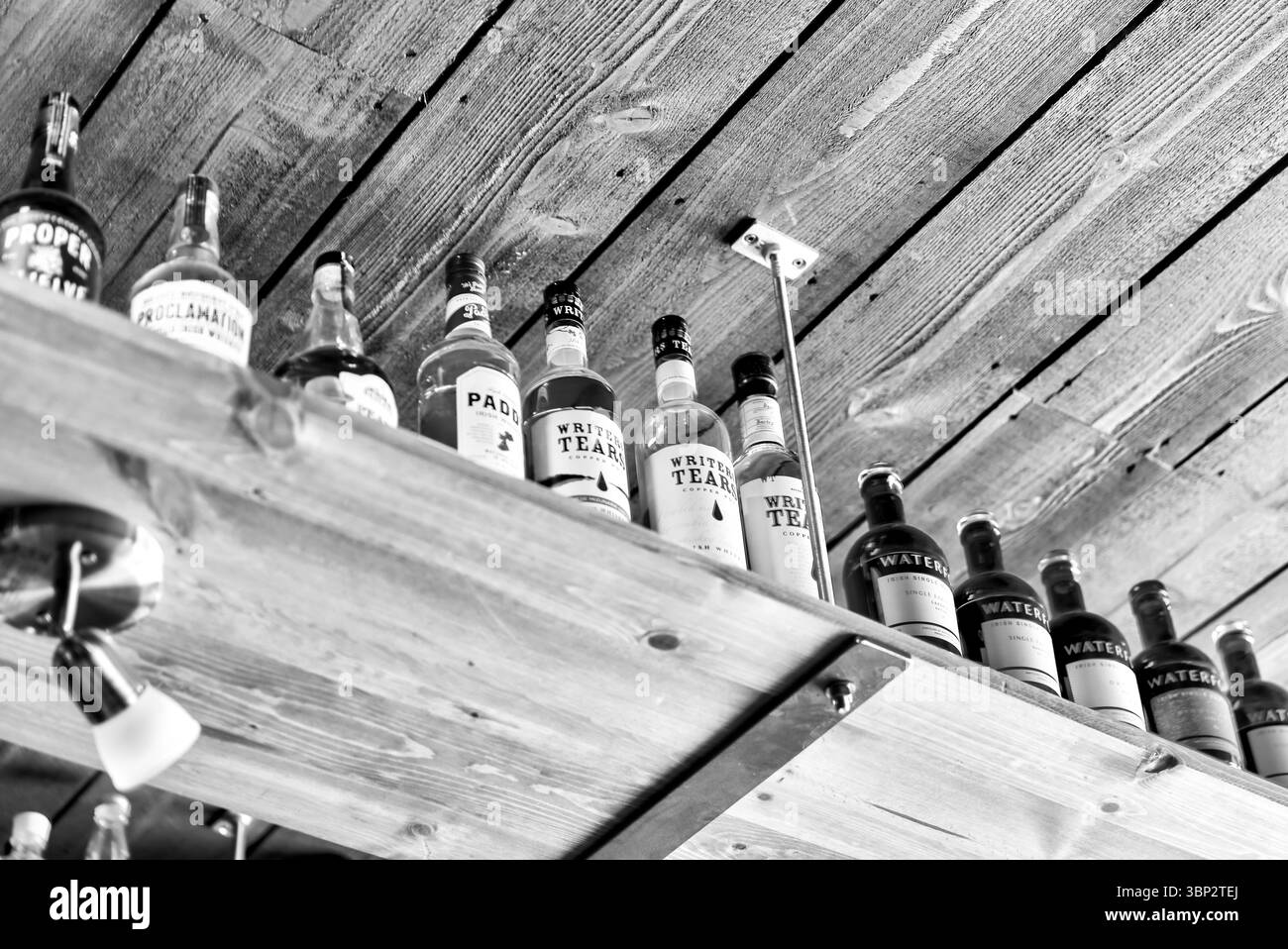 Revelstoke, Colombie-Britannique - 15 avril 2023 : whiskies irlandais et autres whiskies classiques exposés dans un bar à cocktails du centre-ville de Revelstoke Banque D'Images