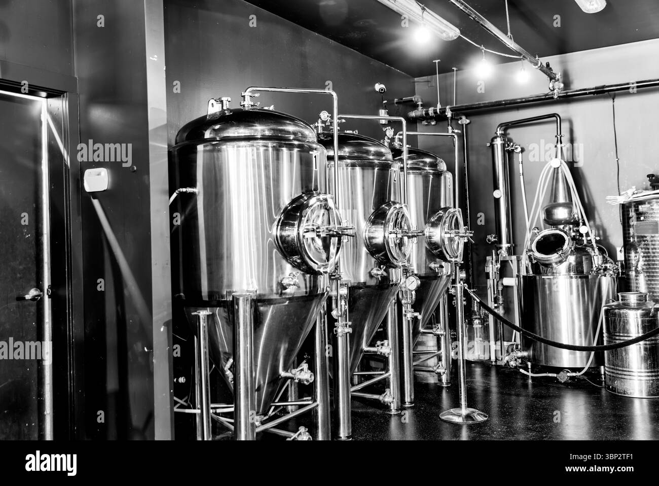 Revelstoke, Colombie-Britannique - 15 avril 2023 : whiskies irlandais et autres whiskies classiques exposés dans un bar à cocktails du centre-ville de Revelstoke Banque D'Images