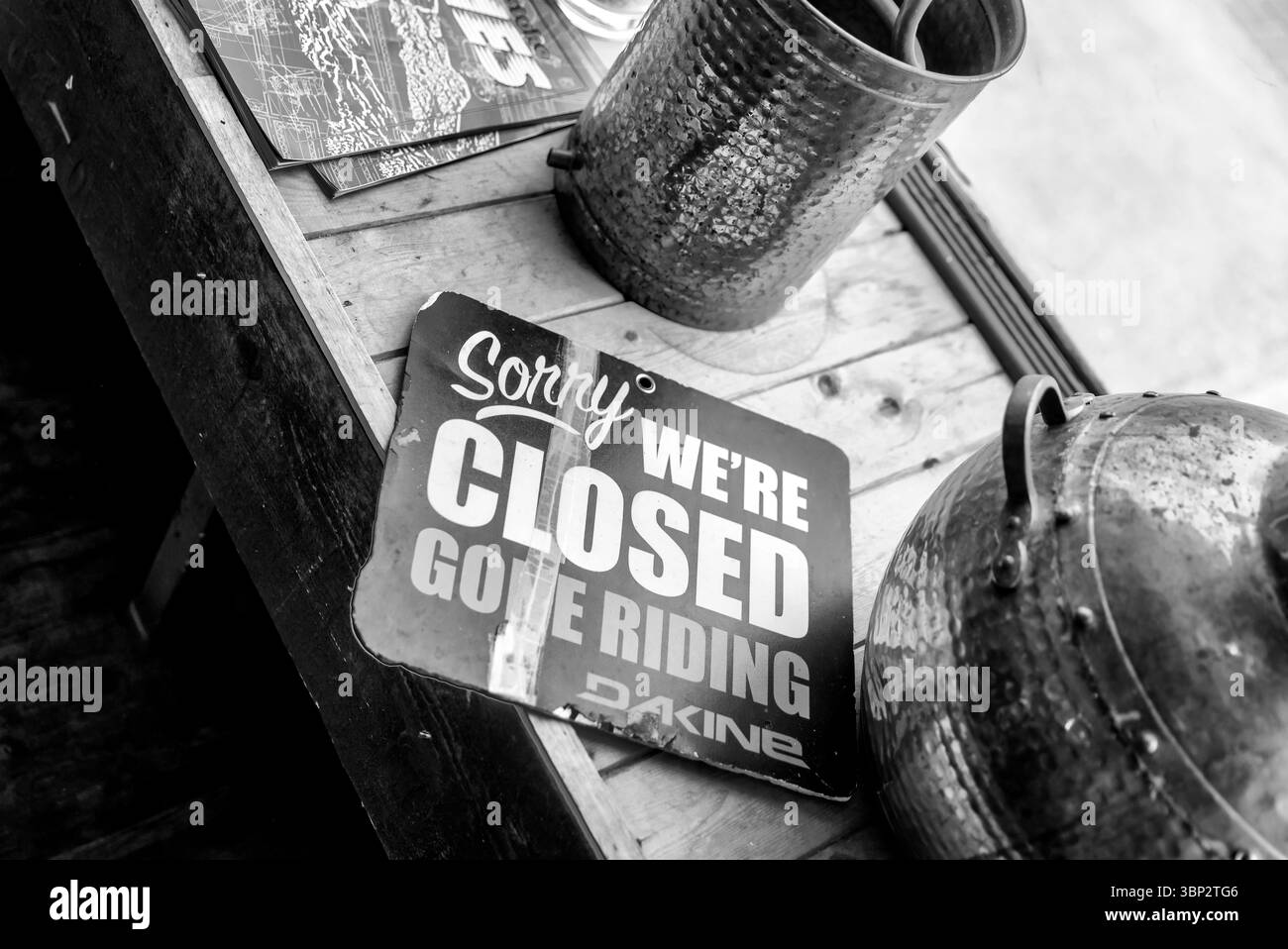 Revelstoke, Colombie-Britannique - 15 avril 2023 : whiskies irlandais et autres whiskies classiques exposés dans un bar à cocktails du centre-ville de Revelstoke Banque D'Images