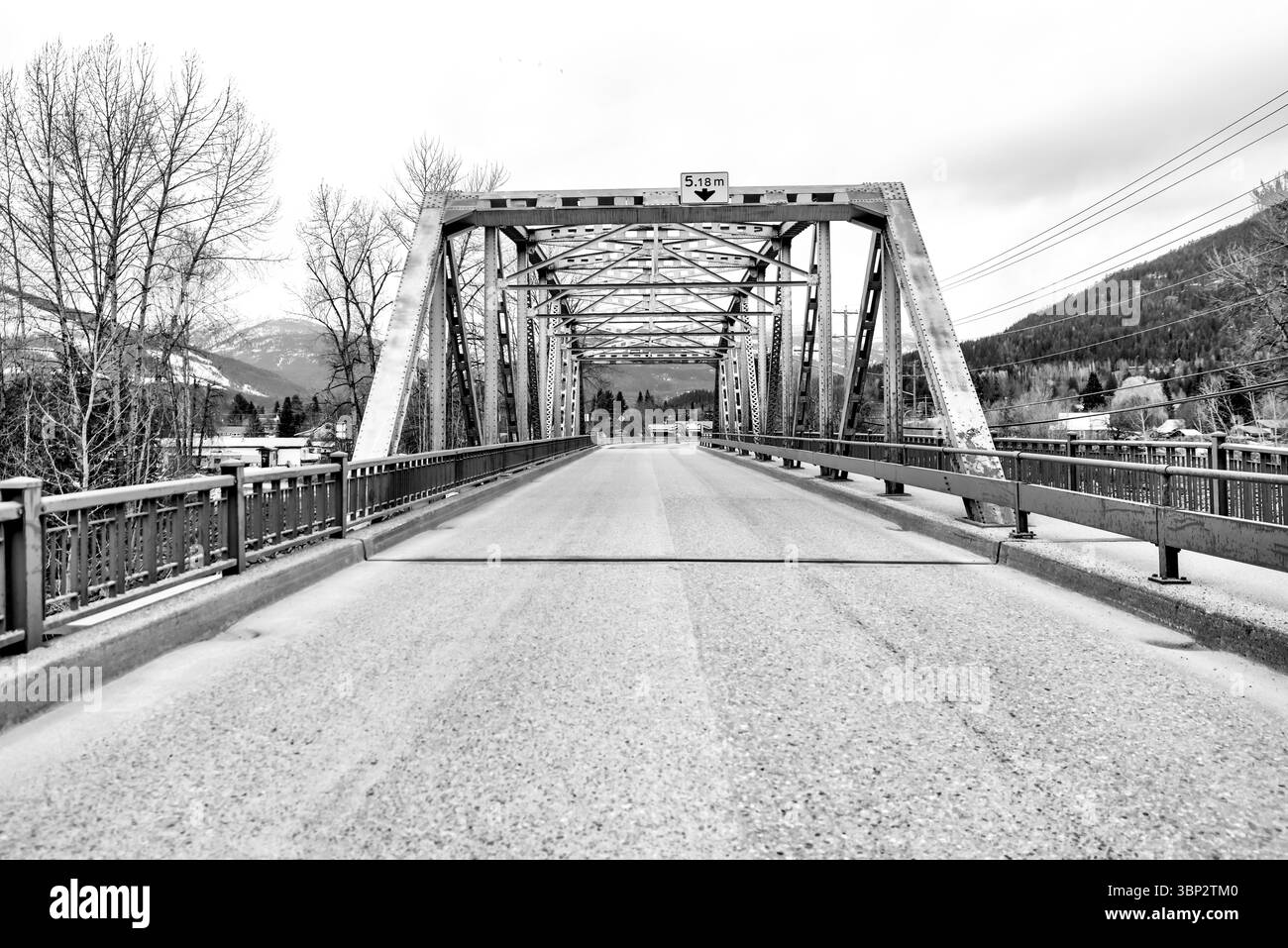 Revelstoke (Colombie-Britannique) - 15 avril 2023 : un pont sur la rivière Illecillewaet à la périphérie du centre-ville de Revelstoke Banque D'Images