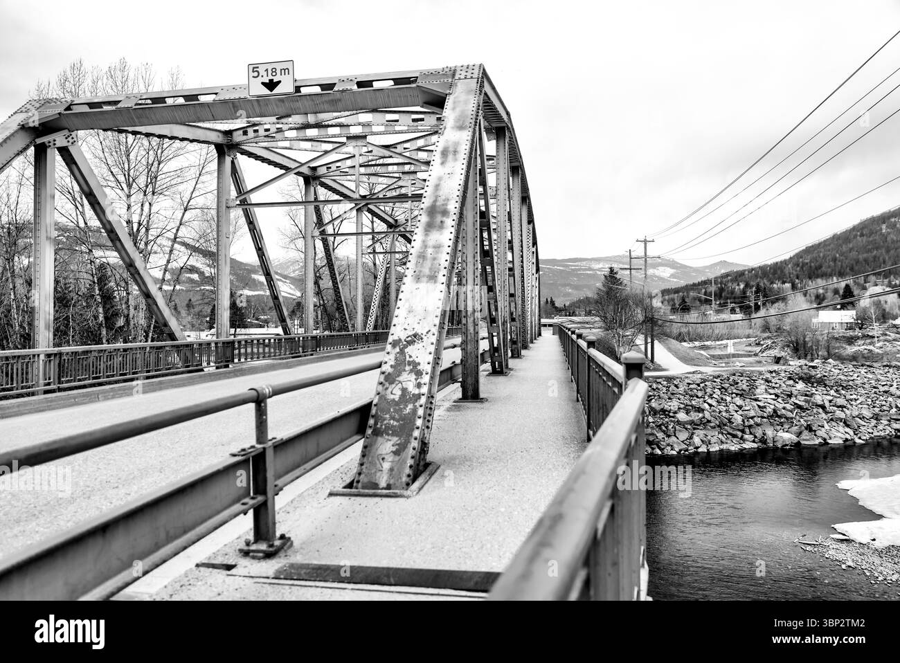 Revelstoke (Colombie-Britannique) - 15 avril 2023 : un pont sur la rivière Illecillewaet à la périphérie du centre-ville de Revelstoke Banque D'Images